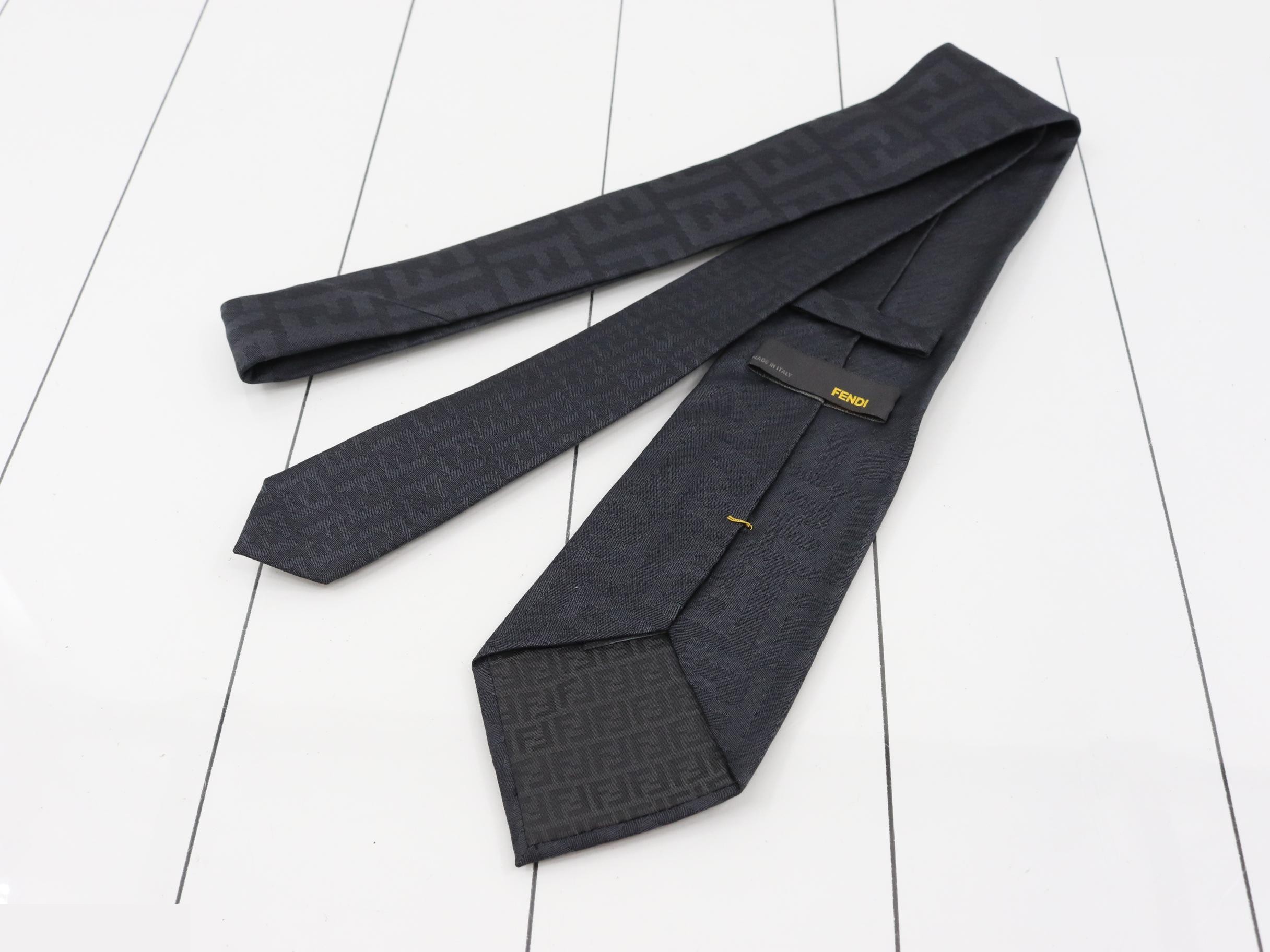 tie — view 2
