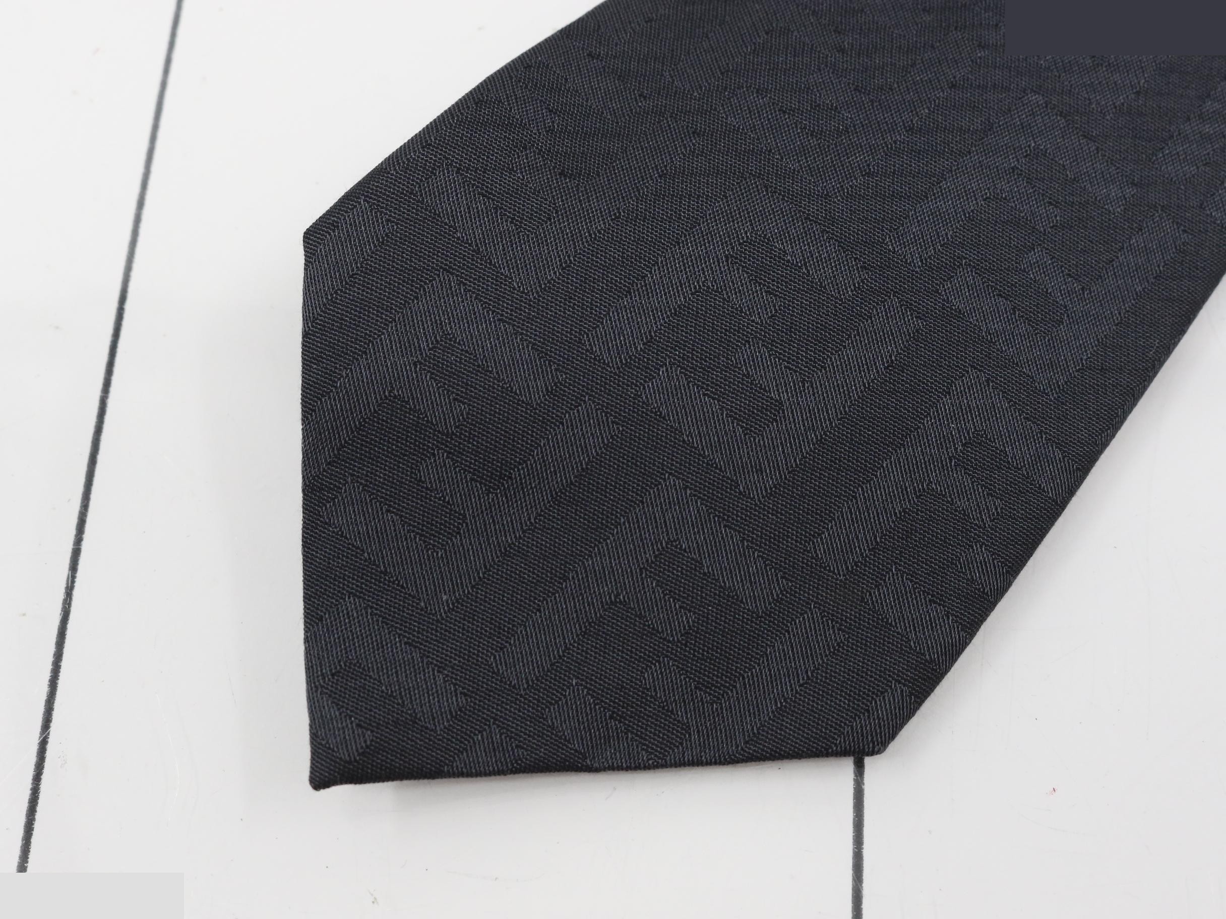 tie — view 3