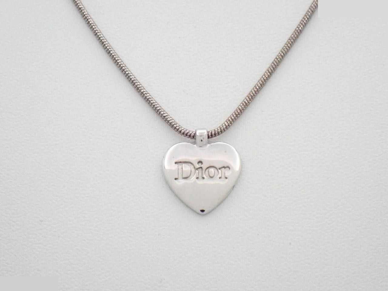 Other lines: Precious metal necklaces and pendants, heart design, chain approximately 42cm.