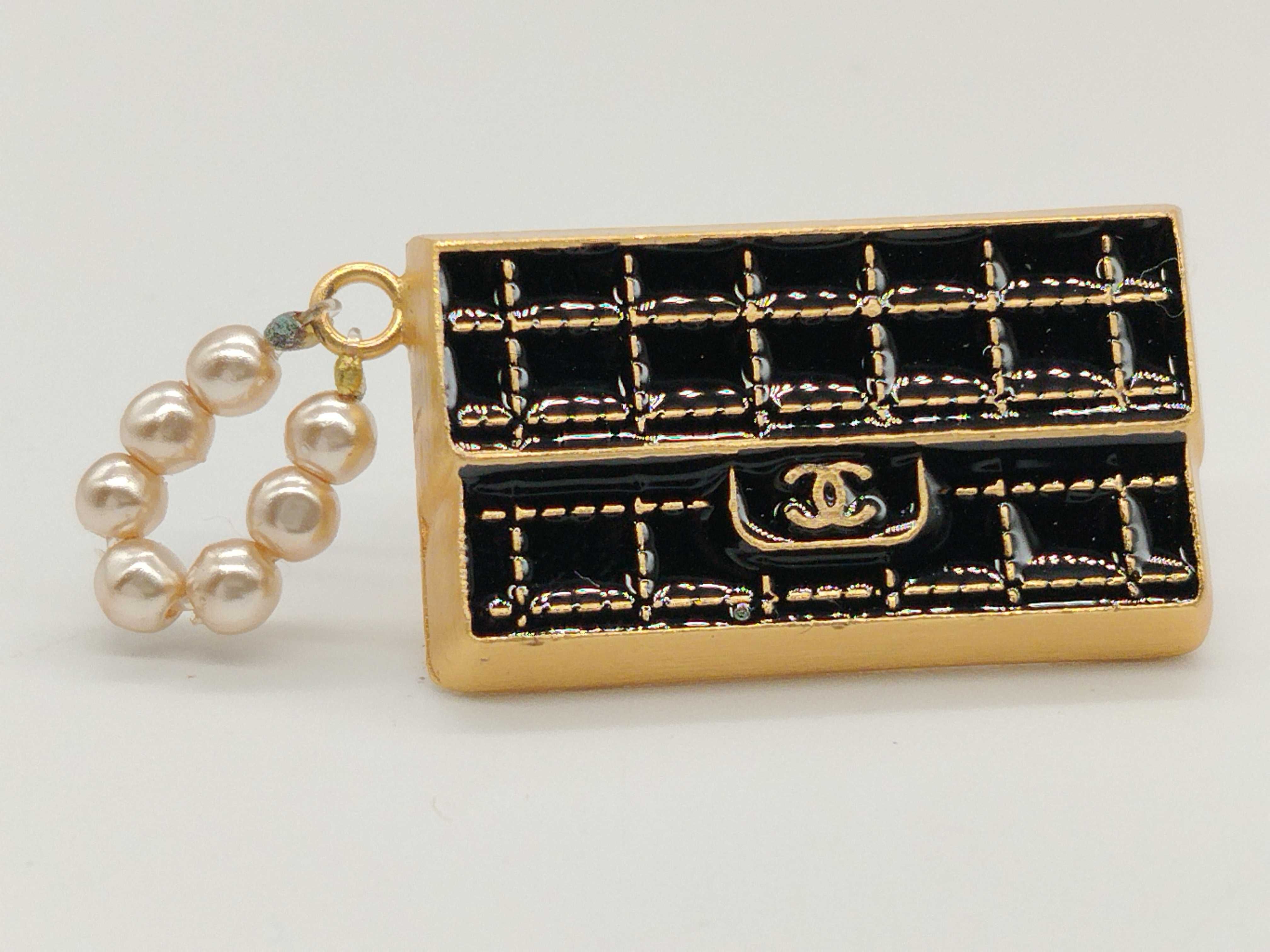 02A Faux Pearl Bag Brooch