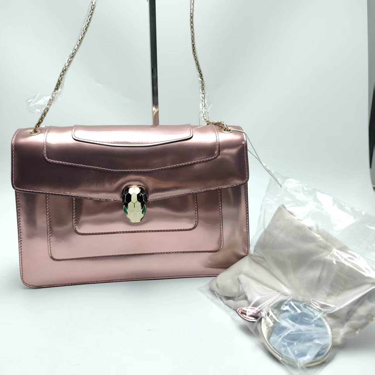 【*Shipped from: China*】BVLGARI Bulgari Serpenti Forever Patent Leather Shoulder Bag — view 2