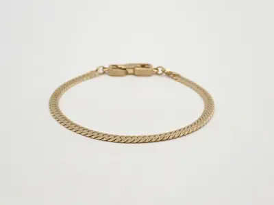 Other lines: Precious metal bracelets and bangles (metal), wrist circumference approximately 18 cm.