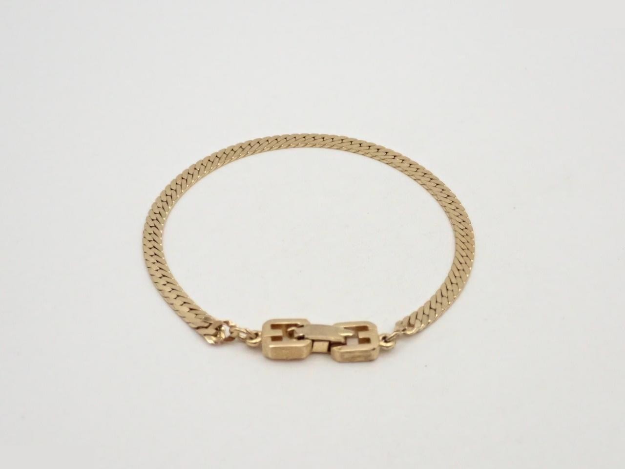 Other lines: Precious metal bracelets and bangles (metal), wrist circumference approximately 18 cm. — view 2