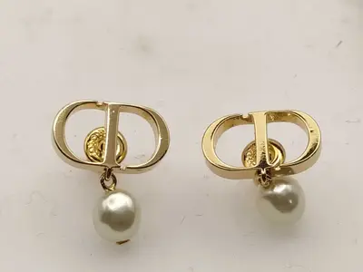 Petite CD Resin Pearl Earrings