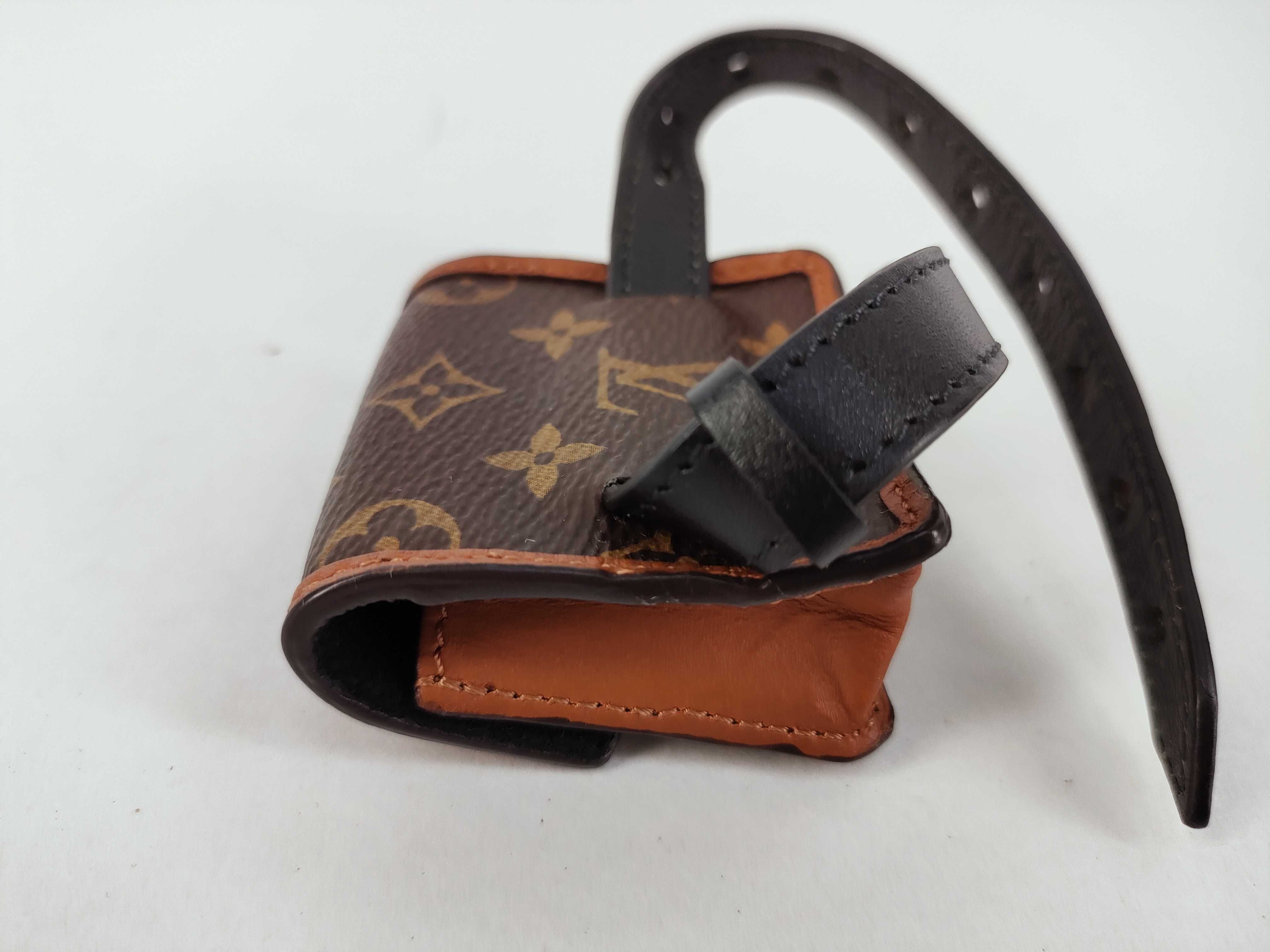 Monogram Louis Vuitton M6786A Monogram Bracelet Party Dauphine Earphone Case and other accessories — view 4