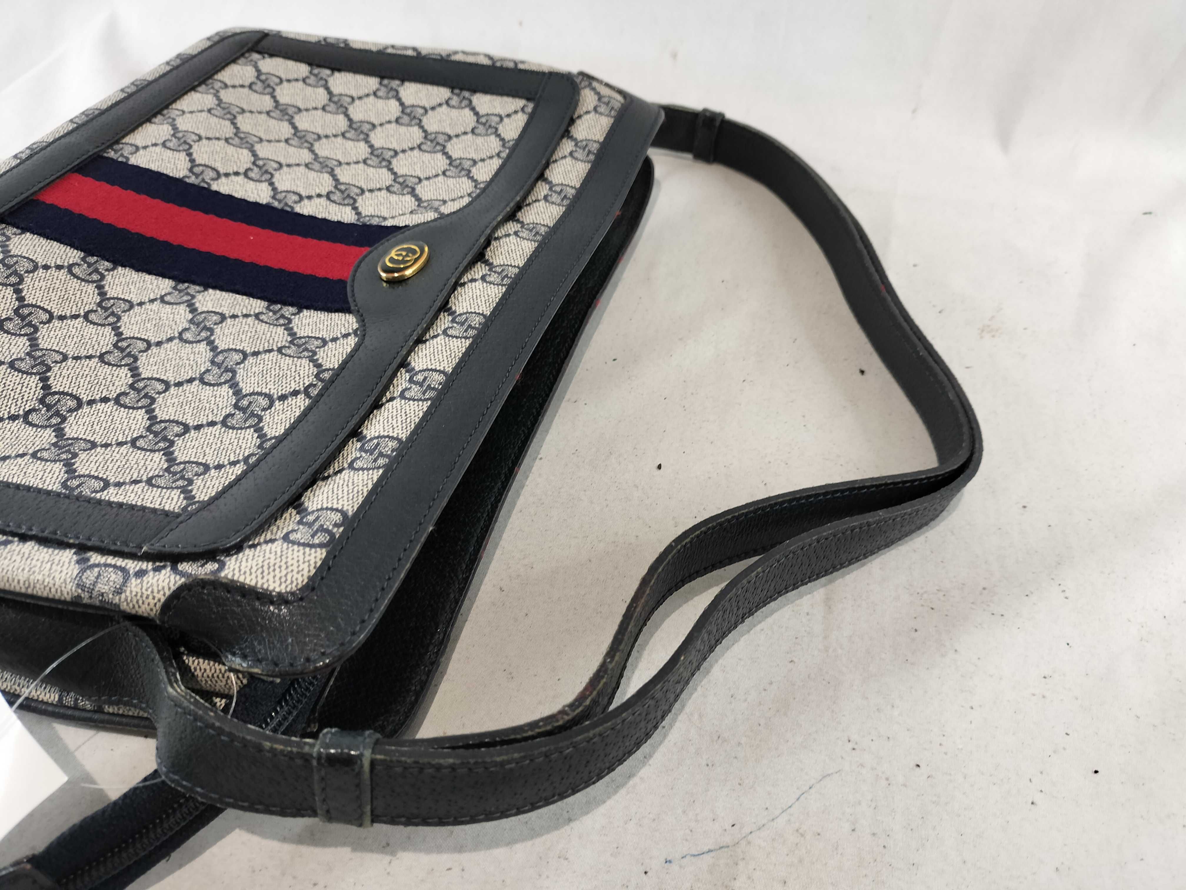 GG Supreme Shoulder Bag — view 4