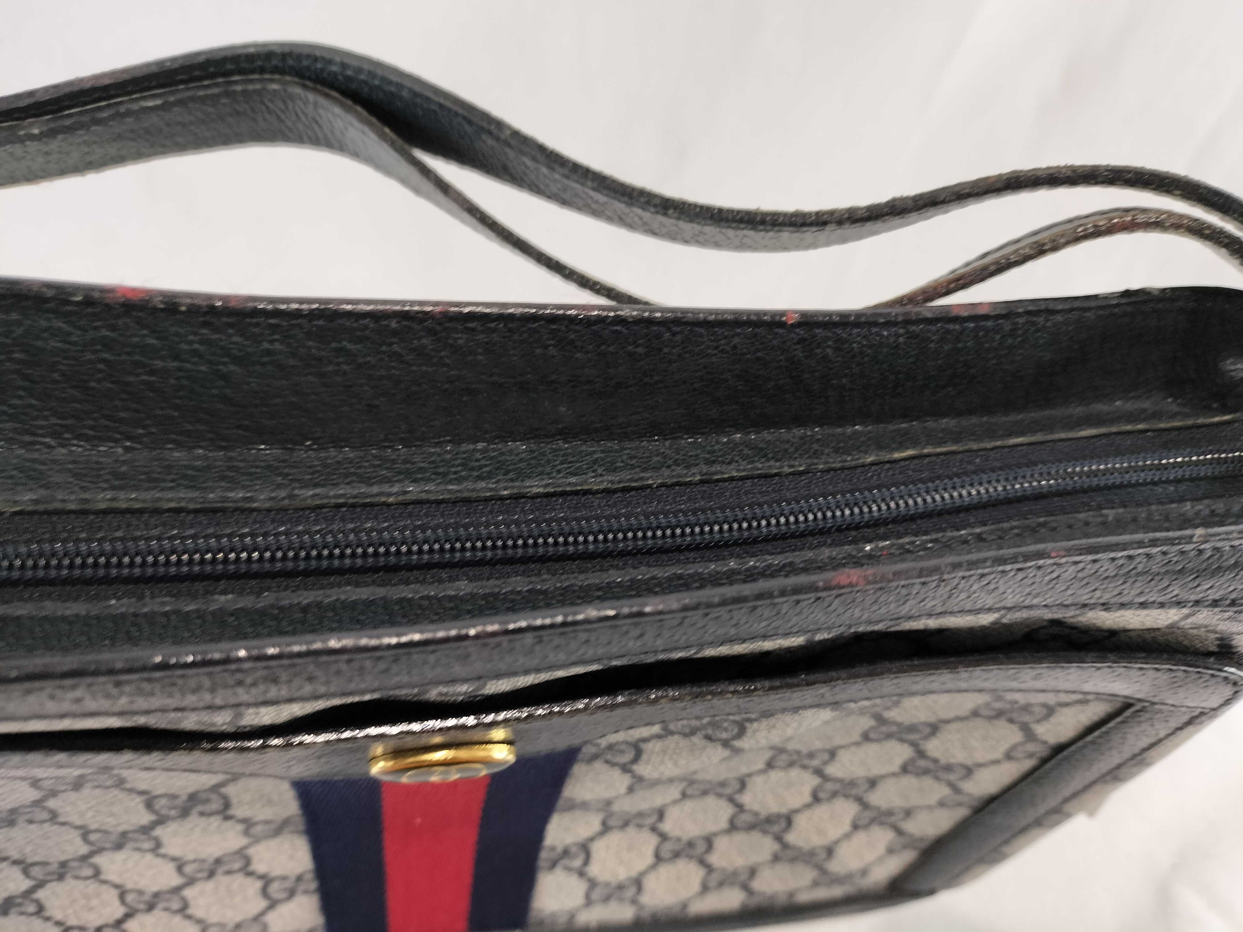 GG Supreme Shoulder Bag — view 9