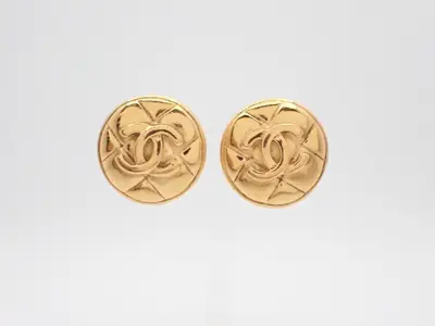 Earrings with Coco Mark design, gold.