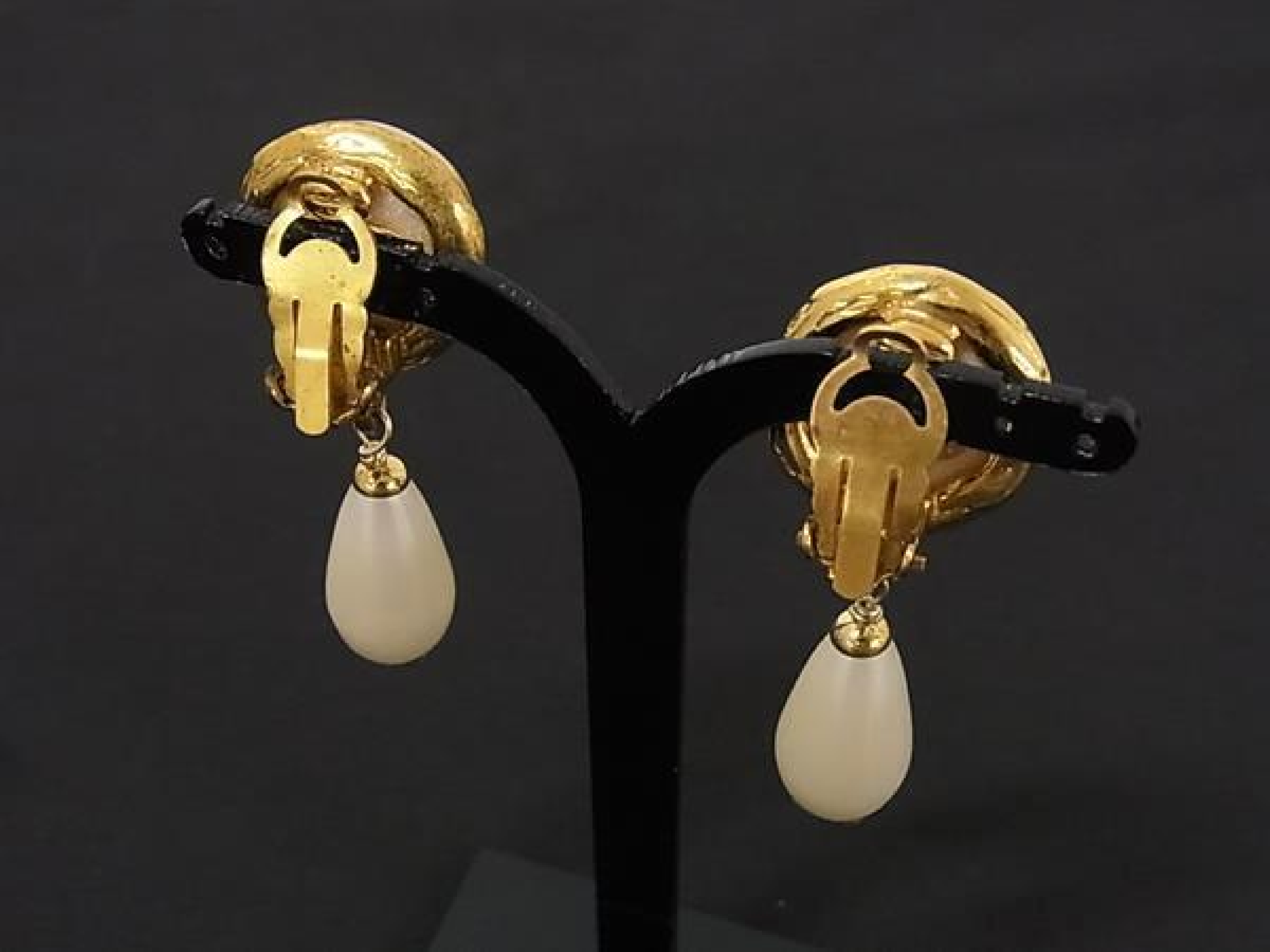 Vintage Cocomark 93 A Pearl Clip Earrings Accessories Ivory x Gold FS9994 Earrings — view 2