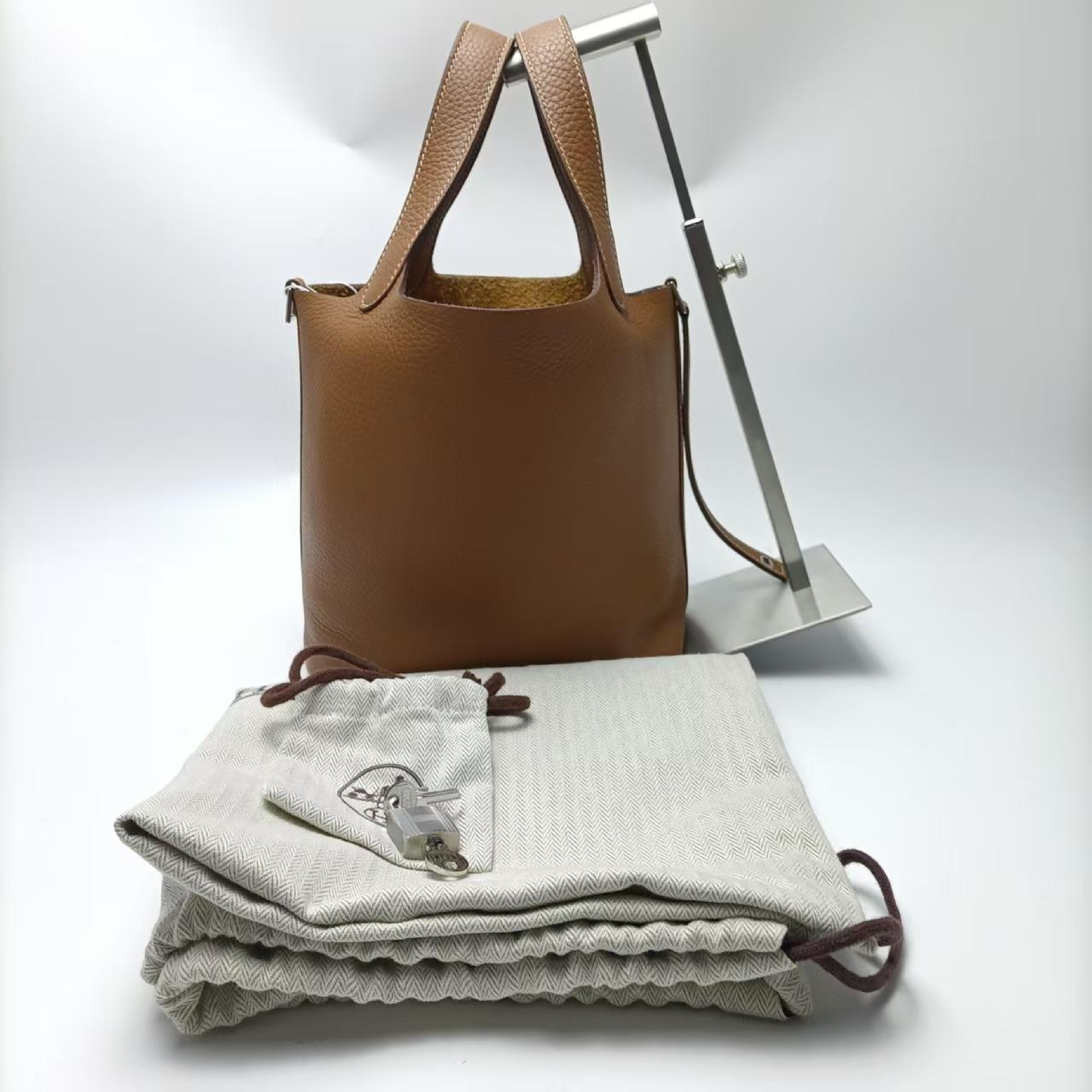 Picotan Cowhide Handbag Z-engraved Handbag — view 3