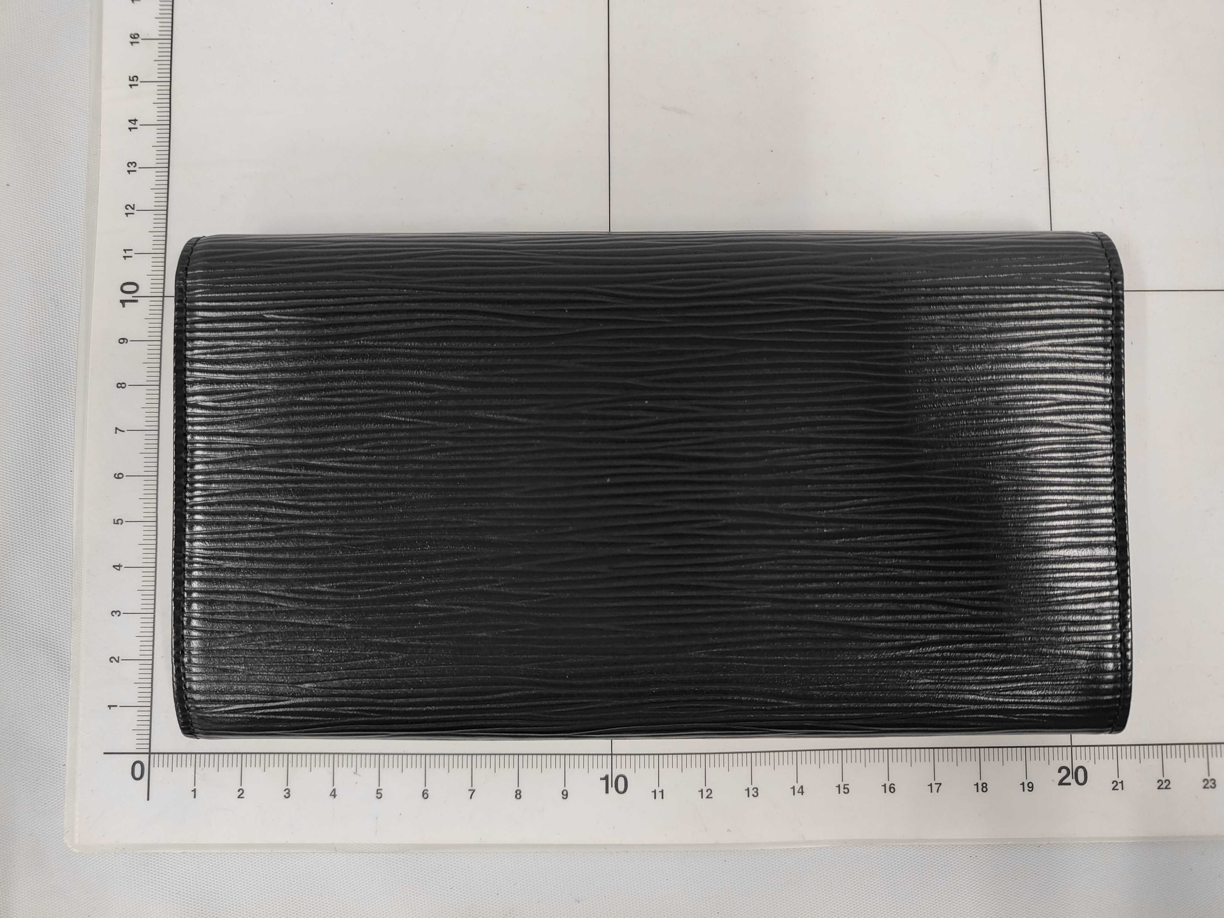 Epi Pochette Portemonnaie Credit Noir MI0991 Wallet — view 2