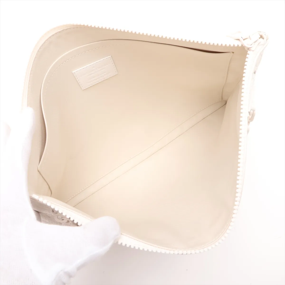 Taurillon Monogram Pochette A4 M67462 UB5118 White — view 5