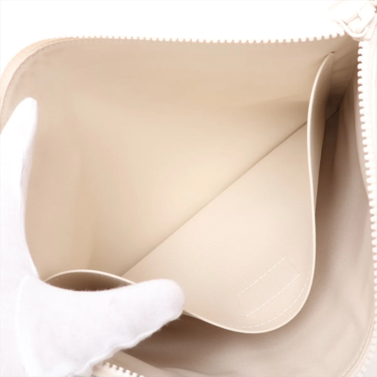 Taurillon Monogram Pochette A4 M67462 UB5118 White — view 6