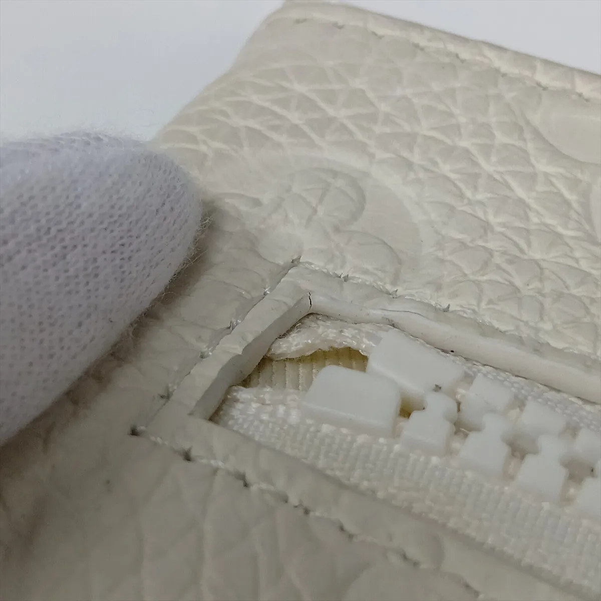 Taurillon Monogram Pochette A4 M67462 UB5118 White — view 9