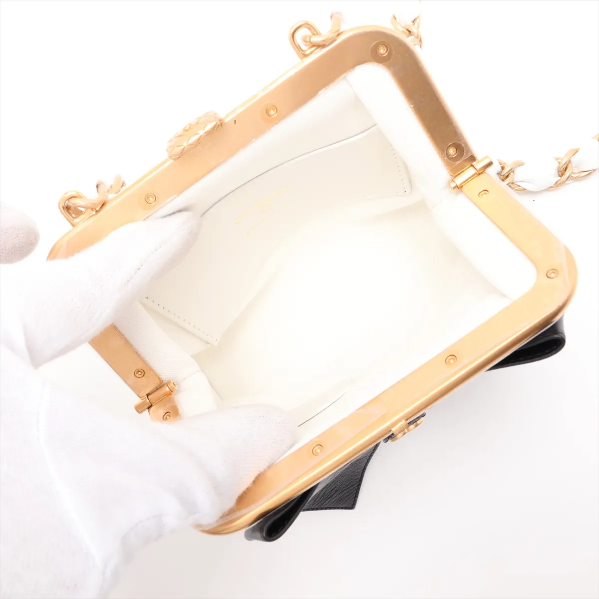 Matelassé Patent Leather Chain Shoulder Bag, Clasp Closure, Ribbon, White x Black, Gold Hardware, CN33GCX6, Random Serial Number — view 6