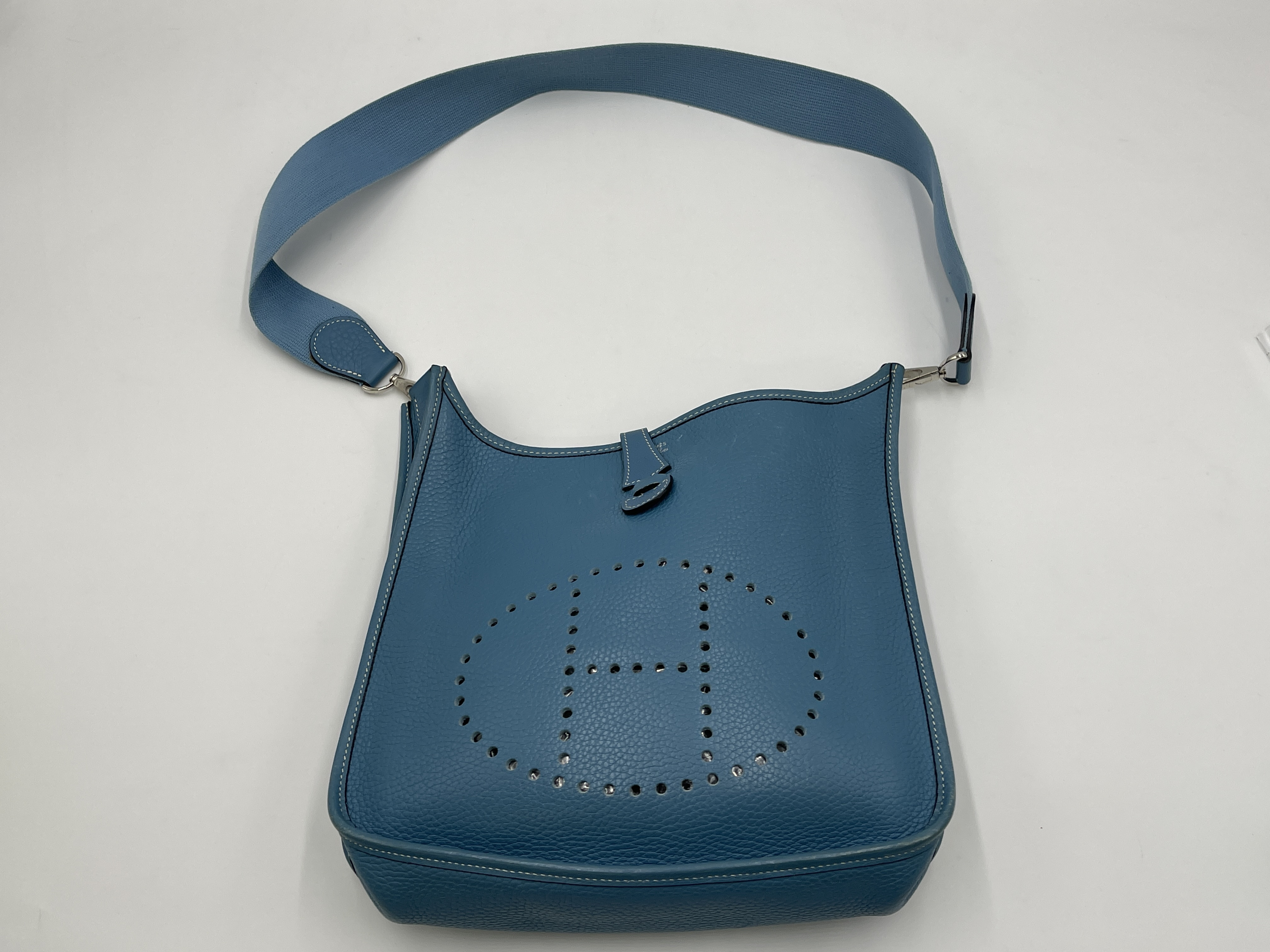 Evelyne PM Taurillon leather, blue tones, silver hardware, H stamp, shoulder bag — view 3