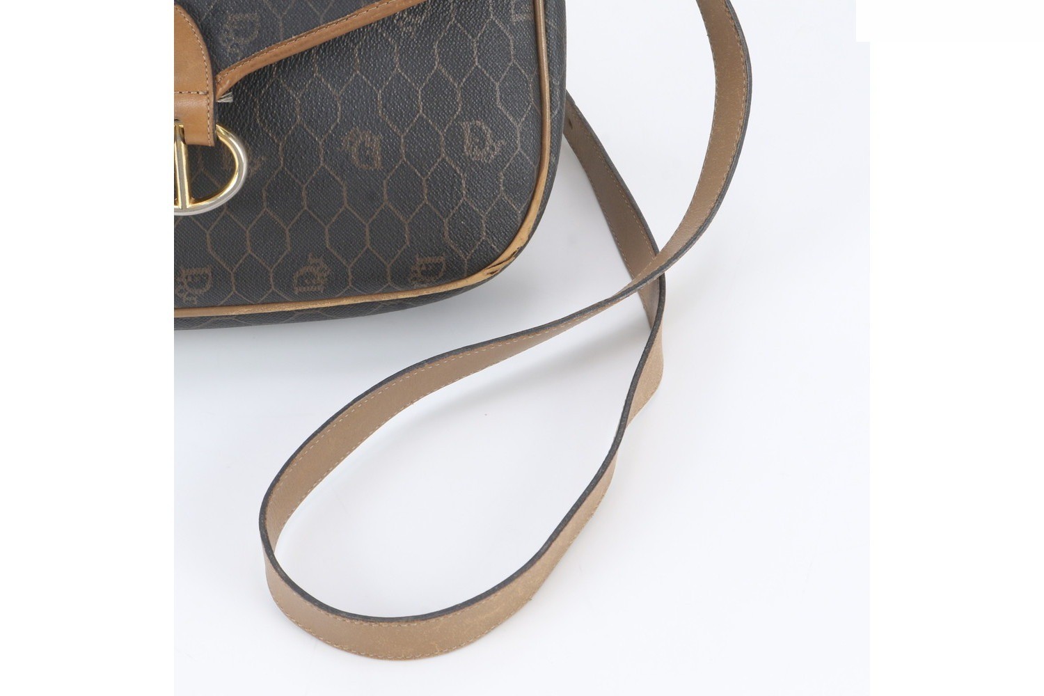 Honeycomb pattern leather shoulder bag — view 2