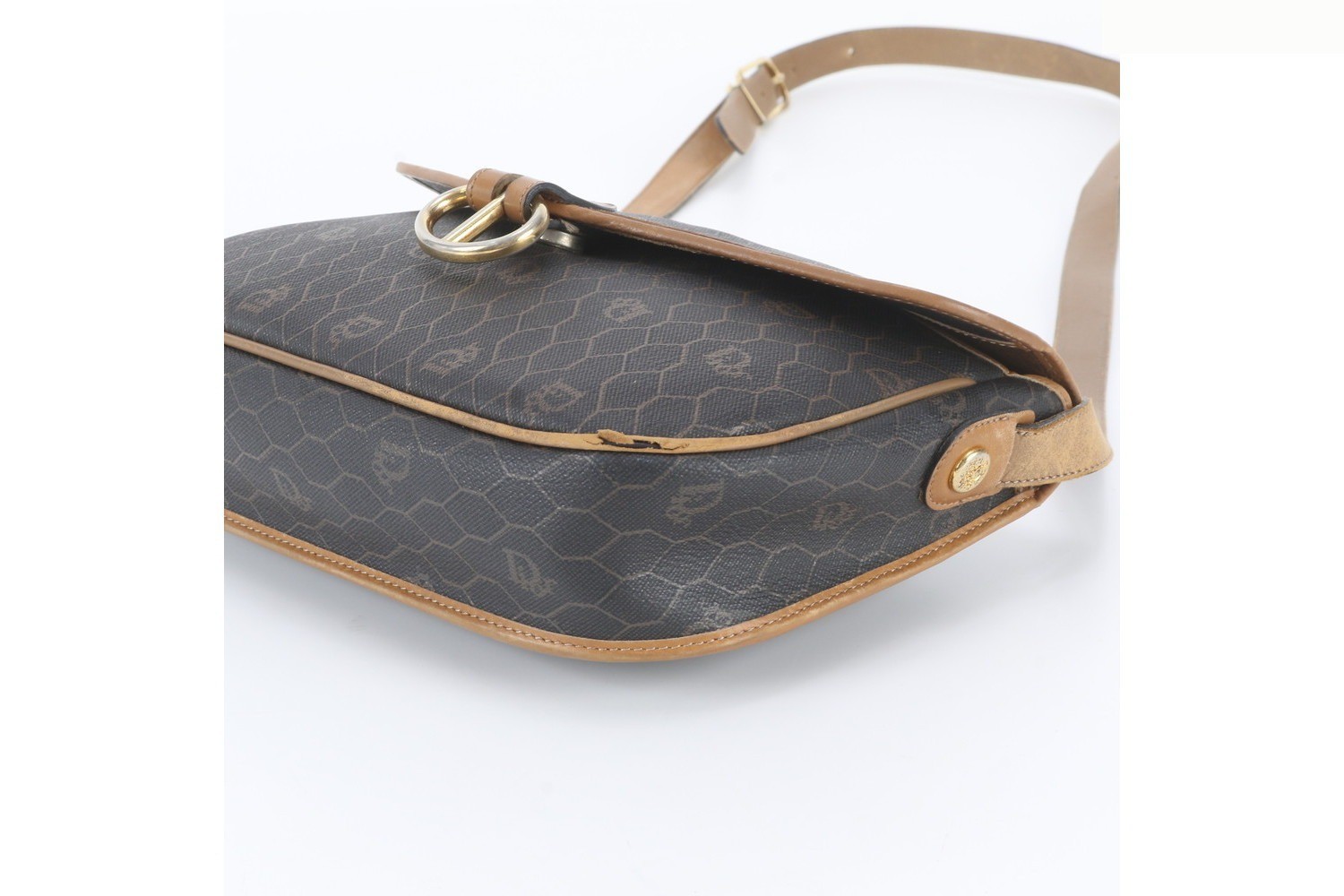 Honeycomb pattern leather shoulder bag — view 4
