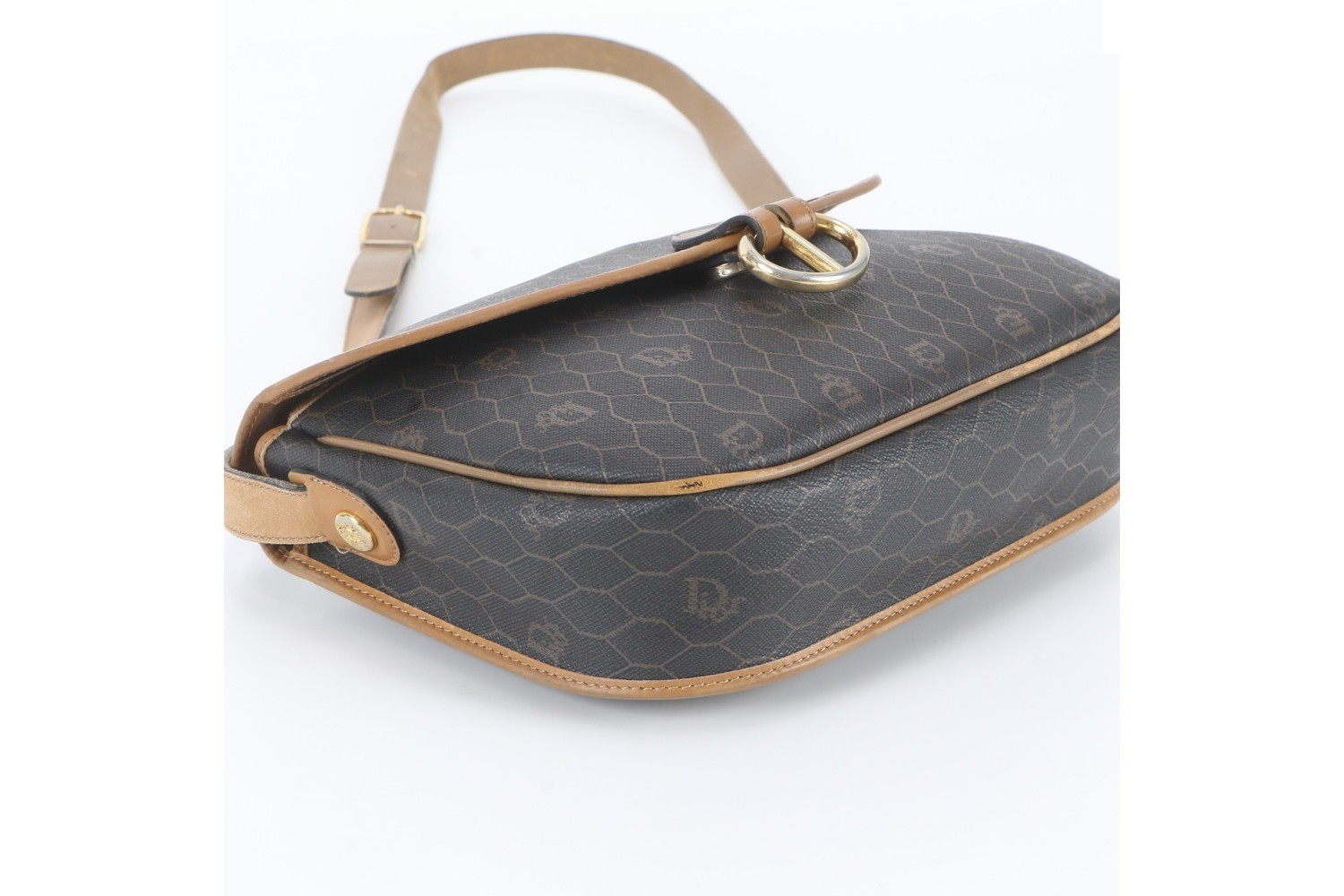 Honeycomb pattern leather shoulder bag — view 5
