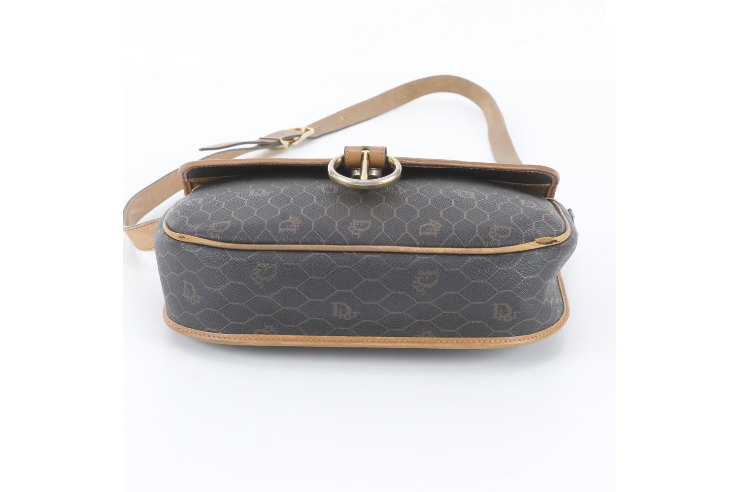 Honeycomb pattern leather shoulder bag — view 6