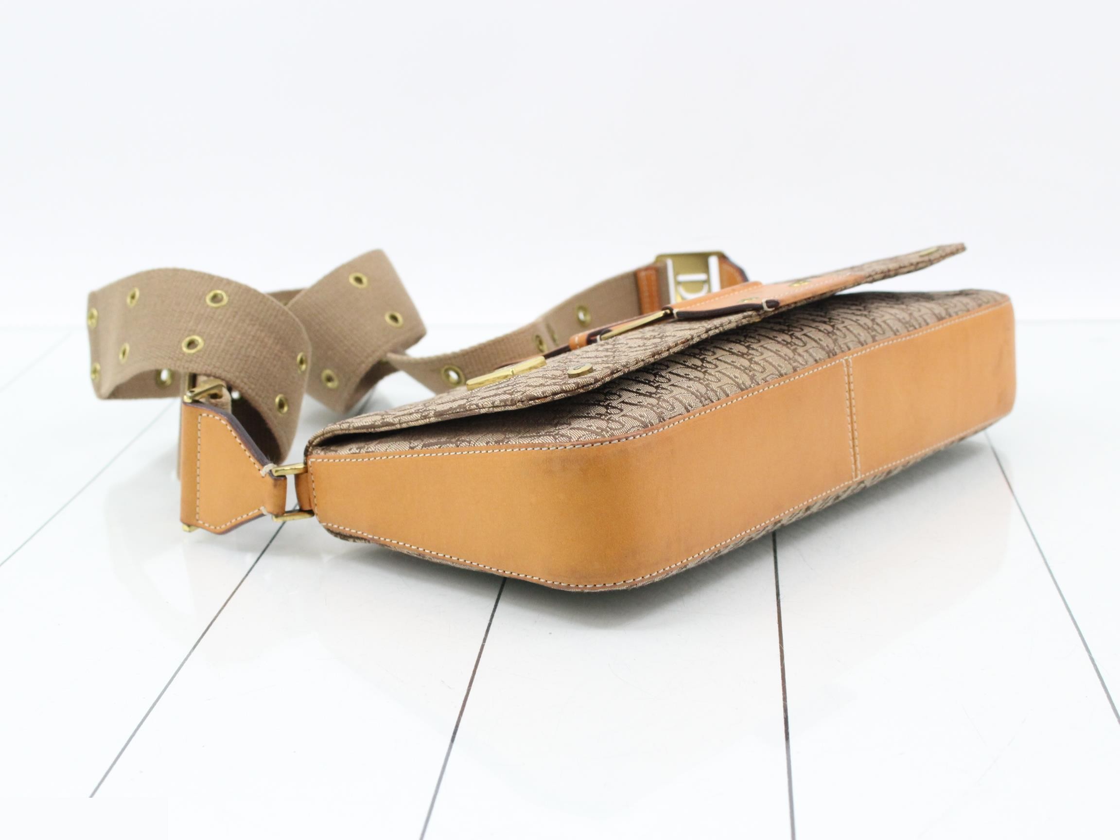 Street Trotter (Bag) - Shoulder Bag — view 5