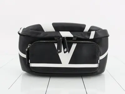 Giant V Logo Leather Body Bag, Black