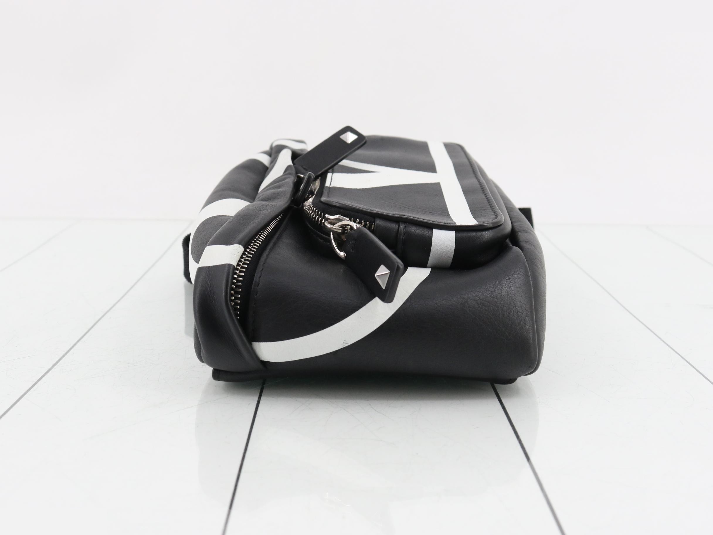 Giant V Logo Leather Body Bag, Black — view 4