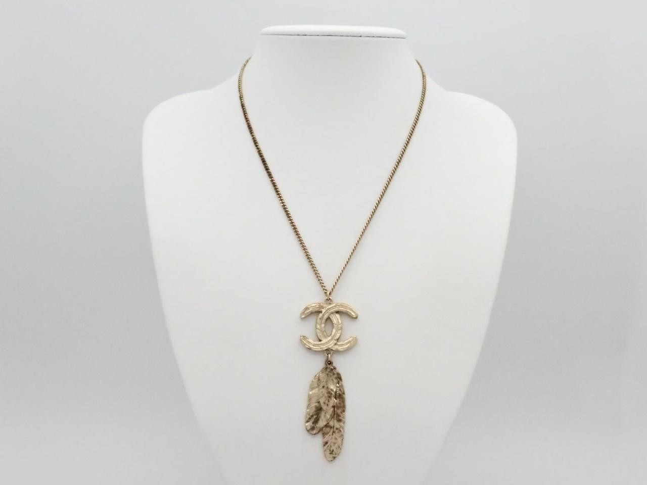 Necklace with Coco Mark and wing design, gold, chain approximately 43cm. — view 3