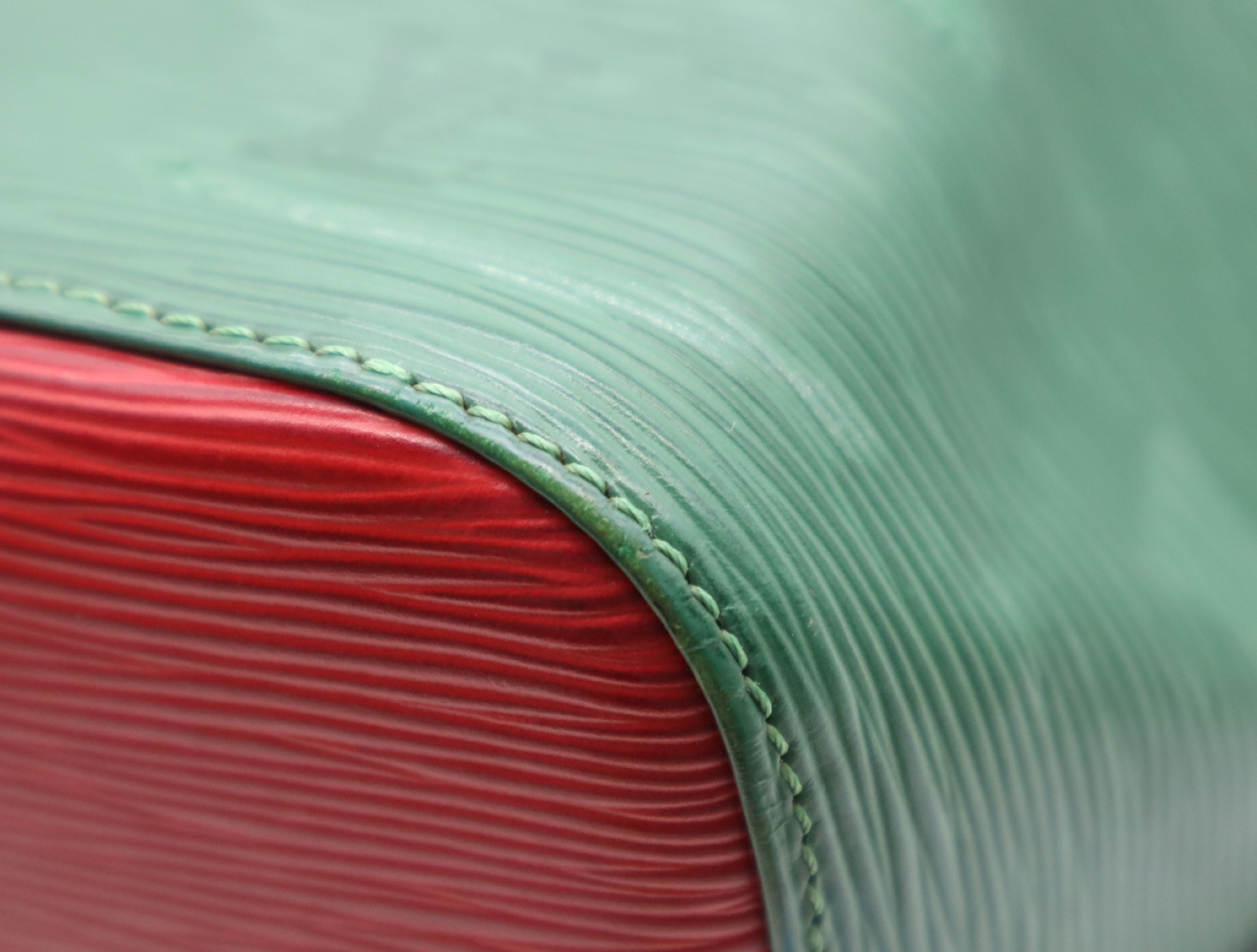 M44147 Epi Petit Noe Borneo Green Castilian Red Shoulder Bag — view 7