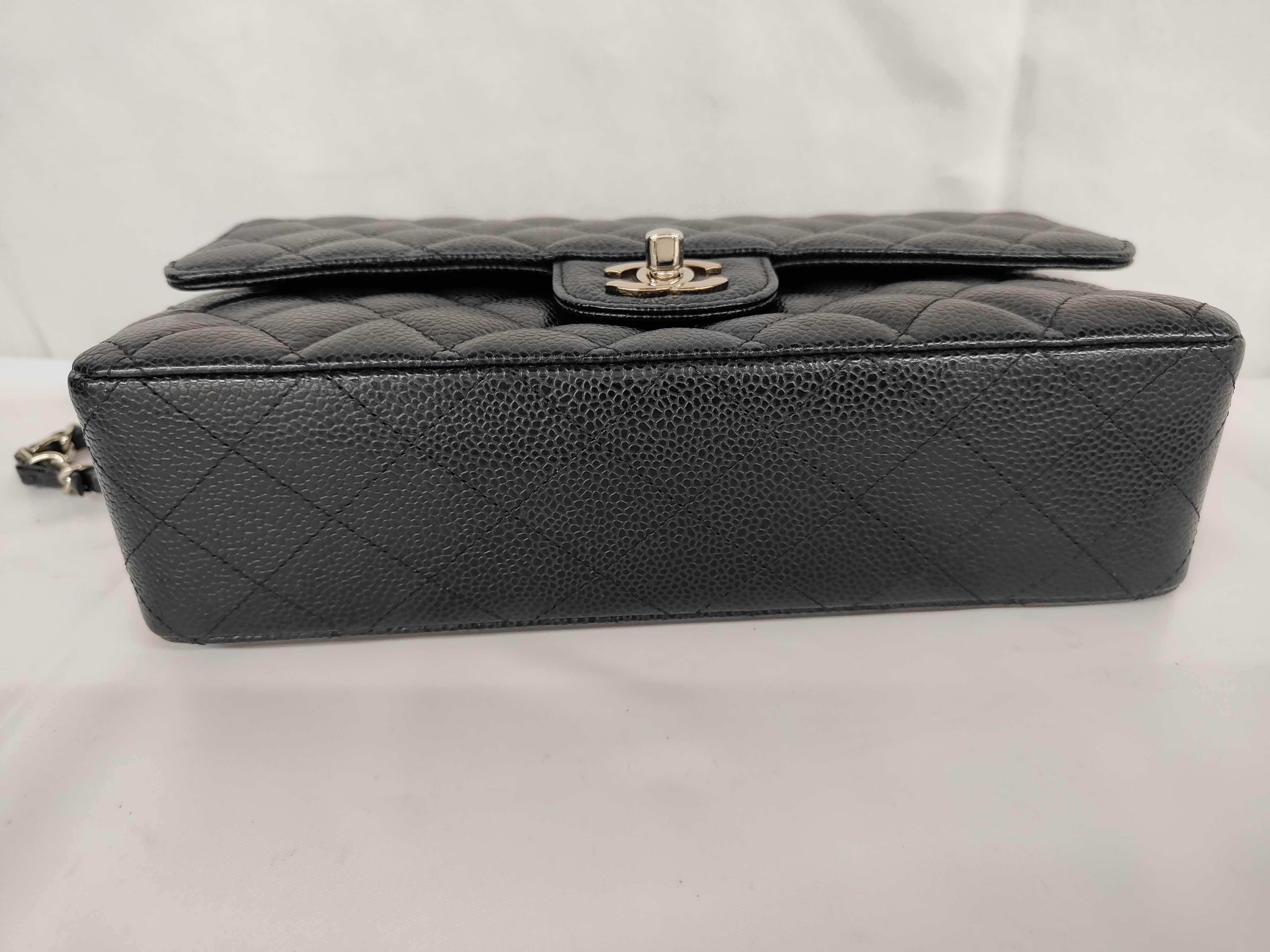 Matelassé 25 Caviar Skin Black Silver Hardware Double Flap Shoulder Bag (Serial Number 23) — view 6