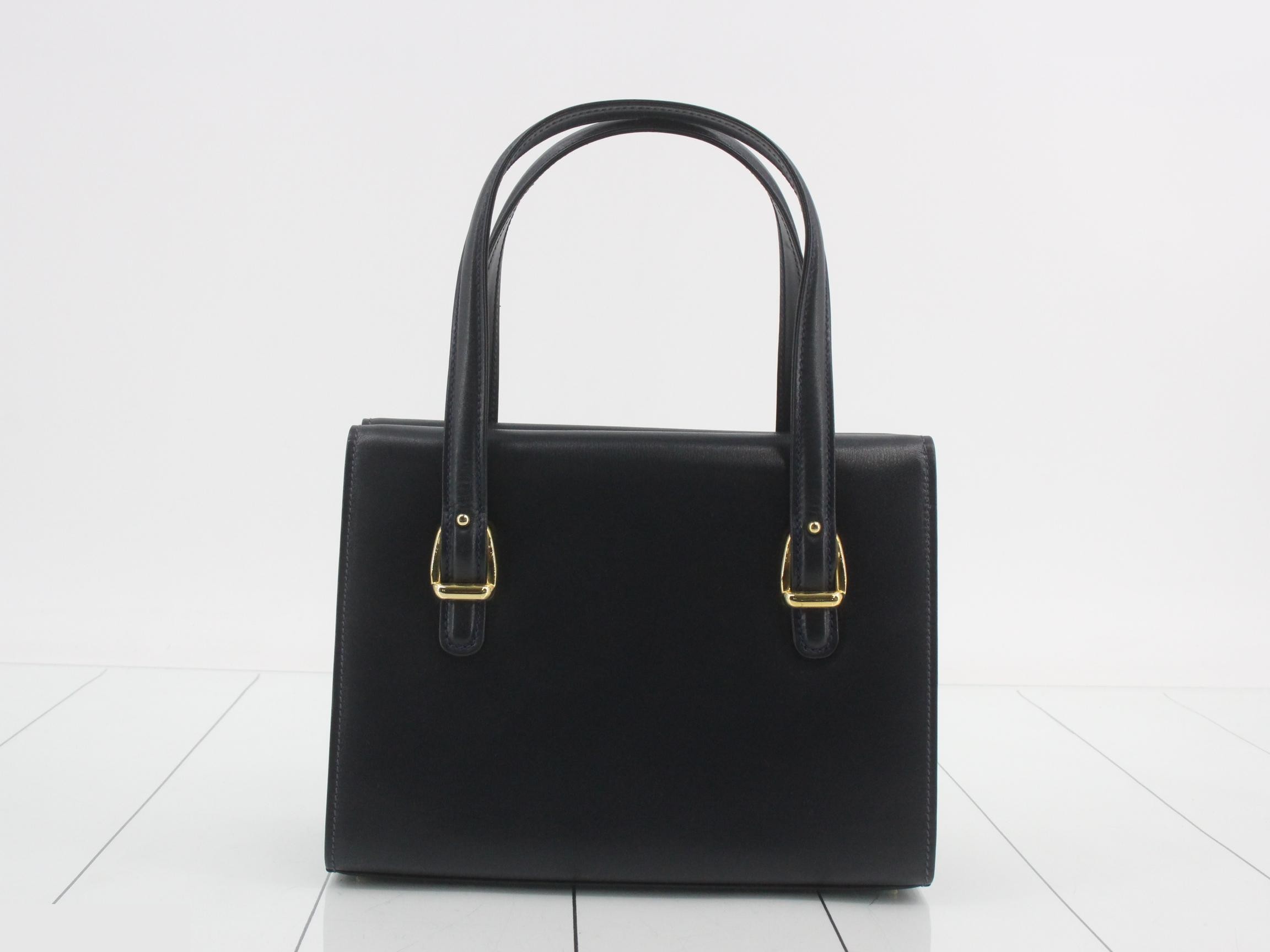 Clasp-closure handbag