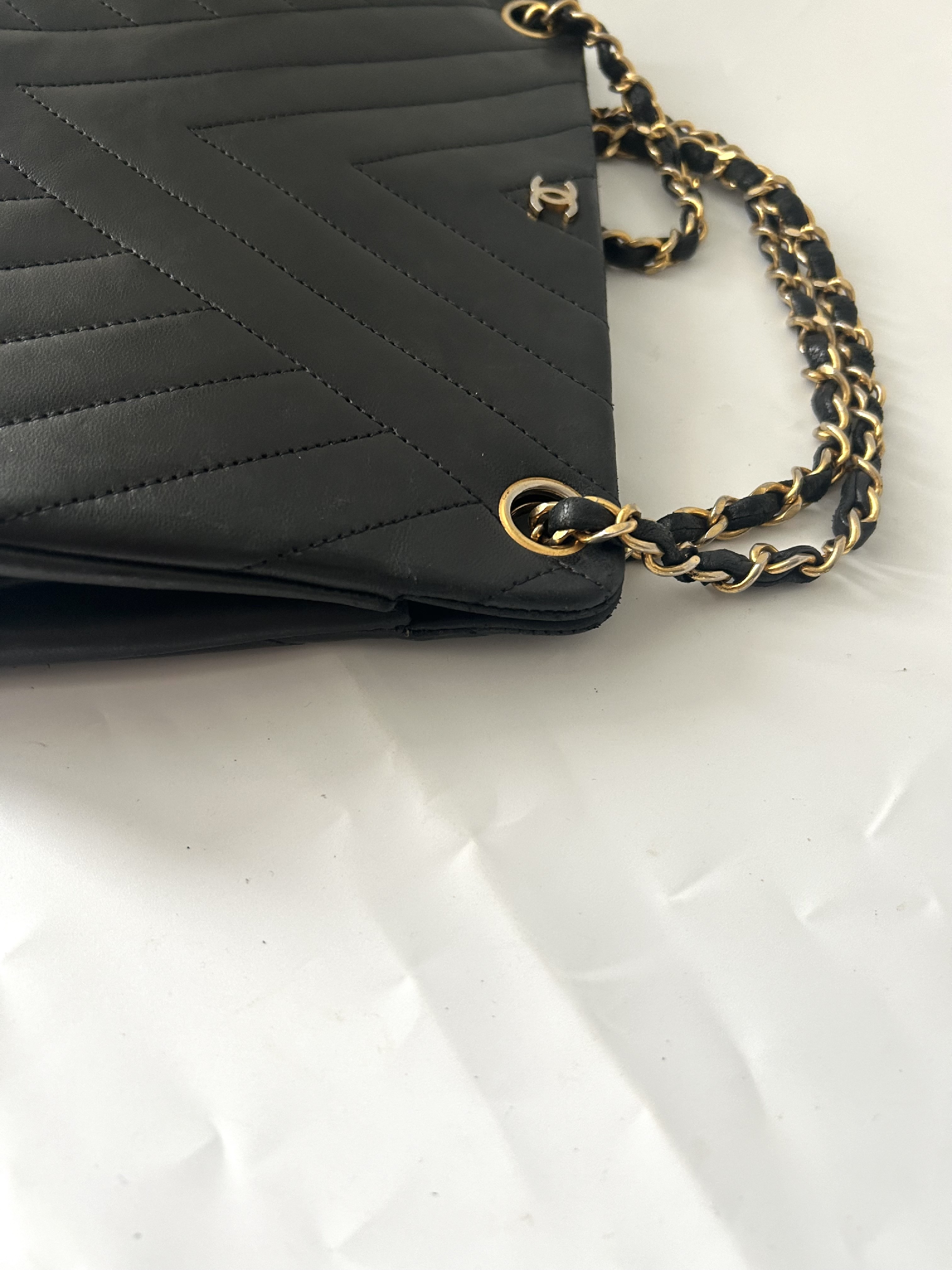 Chevron V-stitch Chain Clasp Bag — view 7