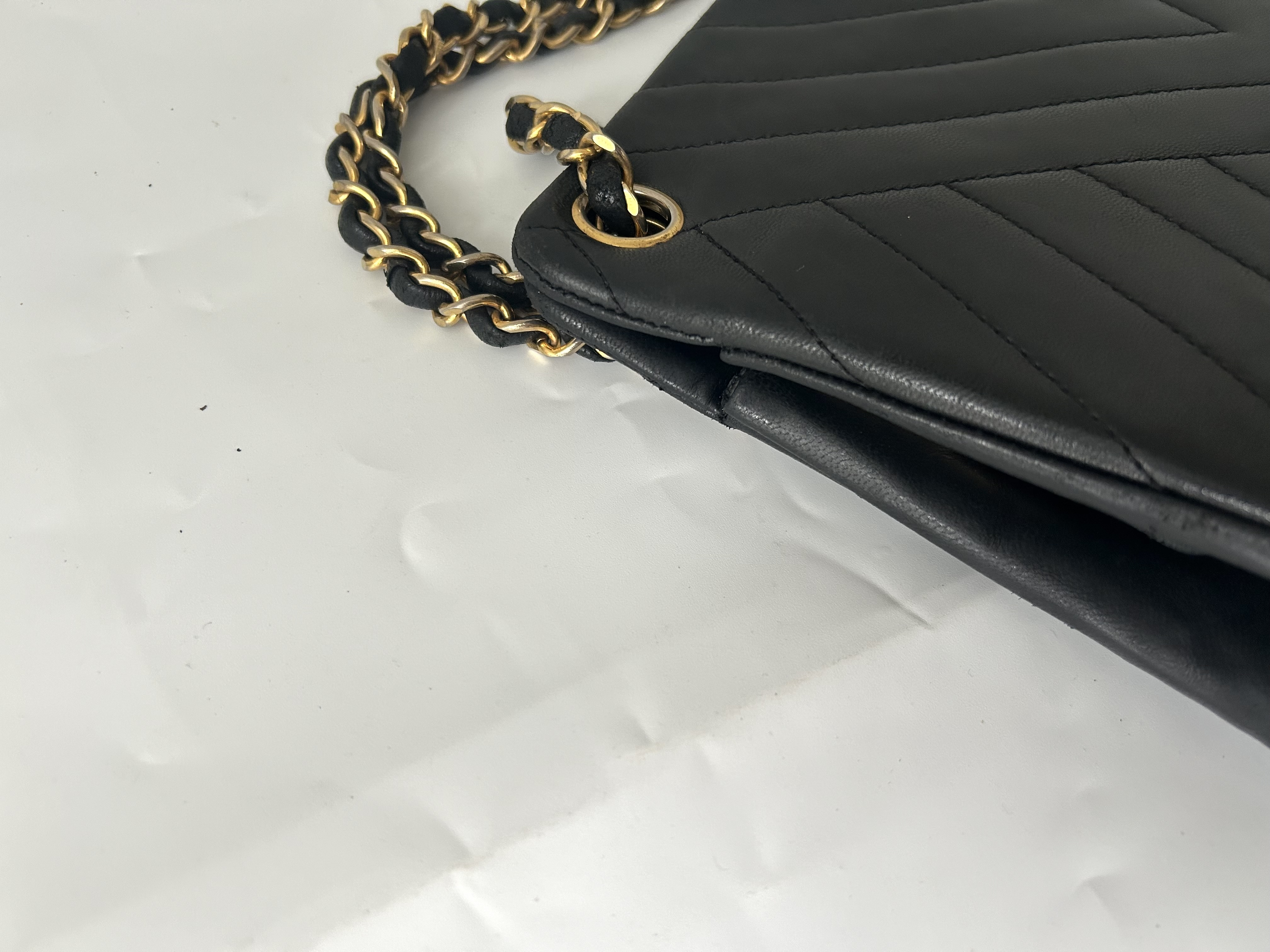 Chevron V-stitch Chain Clasp Bag — view 8