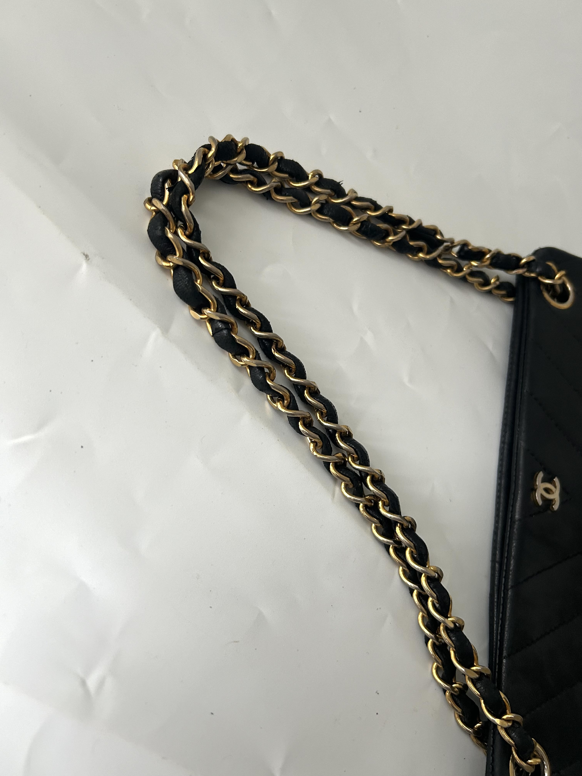 Chevron V-stitch Chain Clasp Bag — view 9