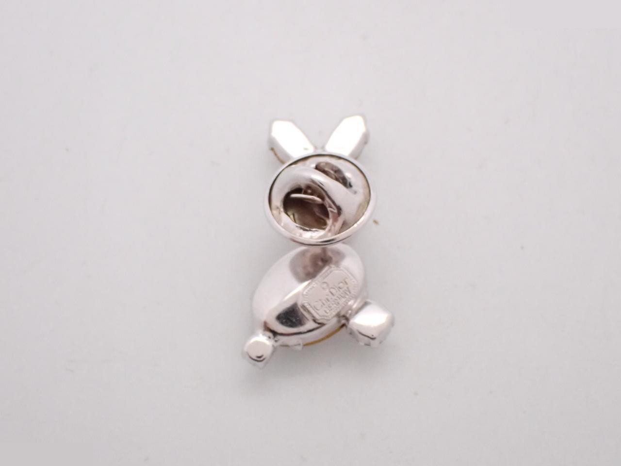 Brooches and pins — view 2