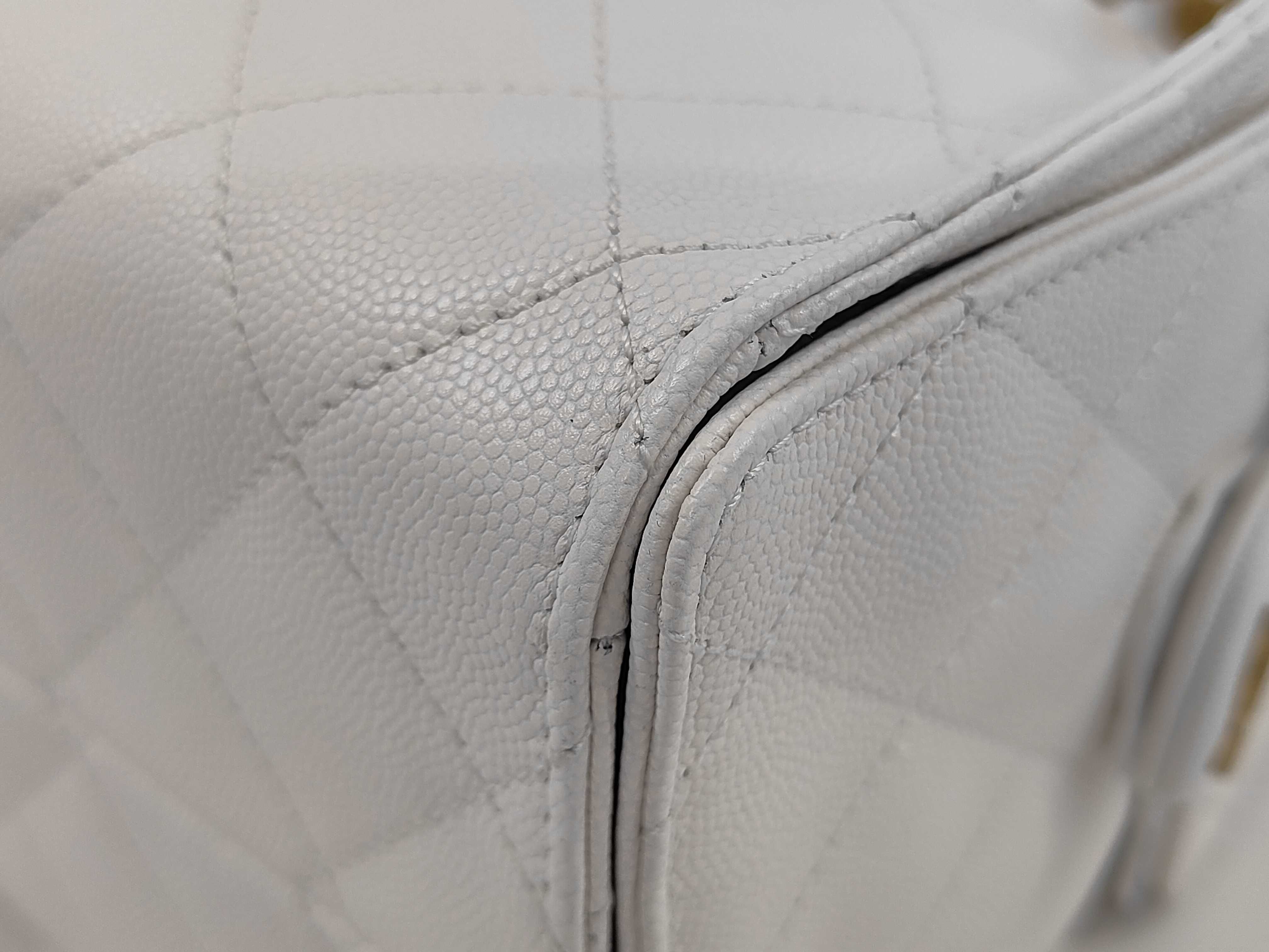 Caviar Skin 25 Small White Shoulder Bag — view 4
