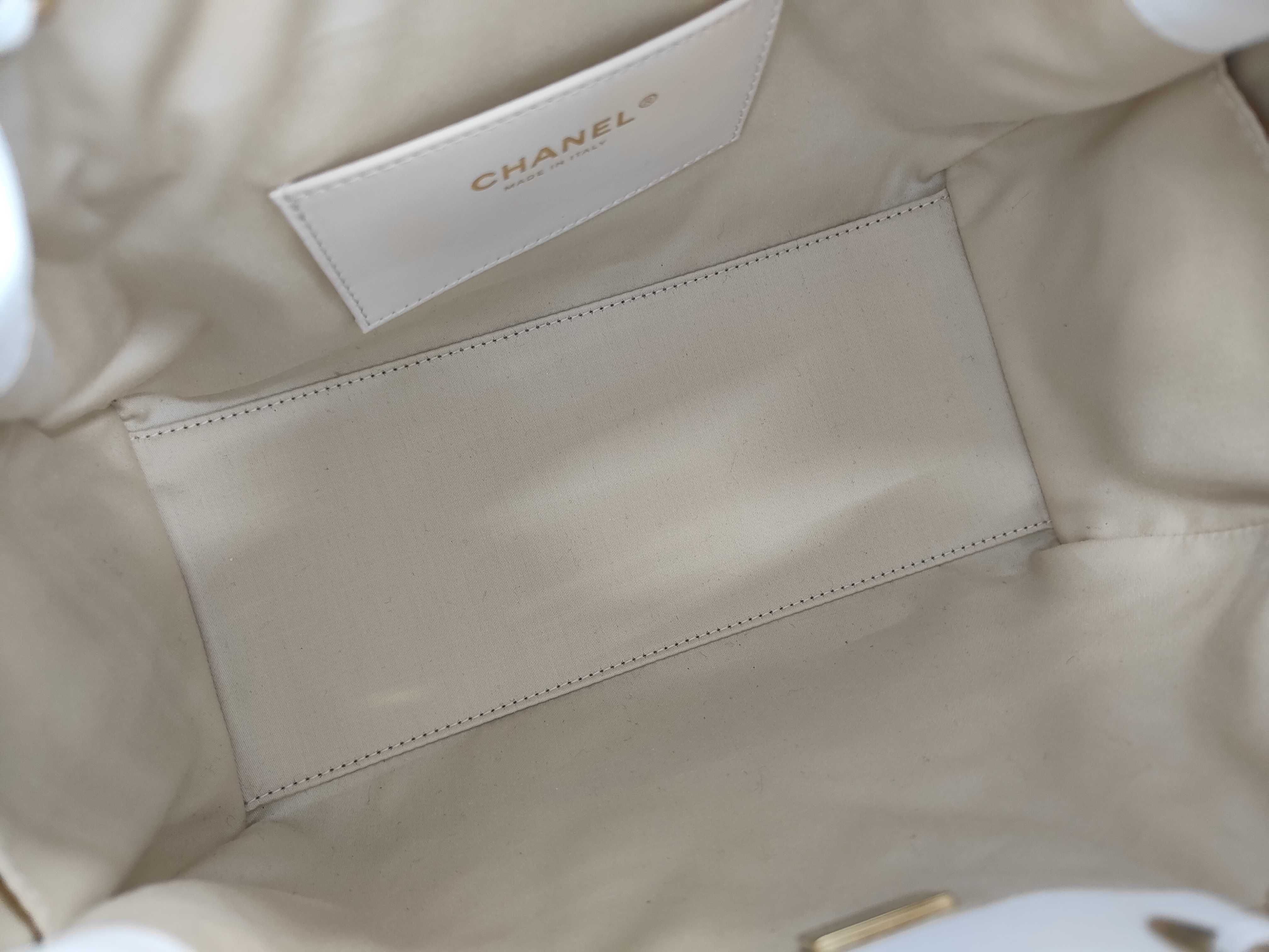 Caviar Skin 25 Small White Shoulder Bag — view 9