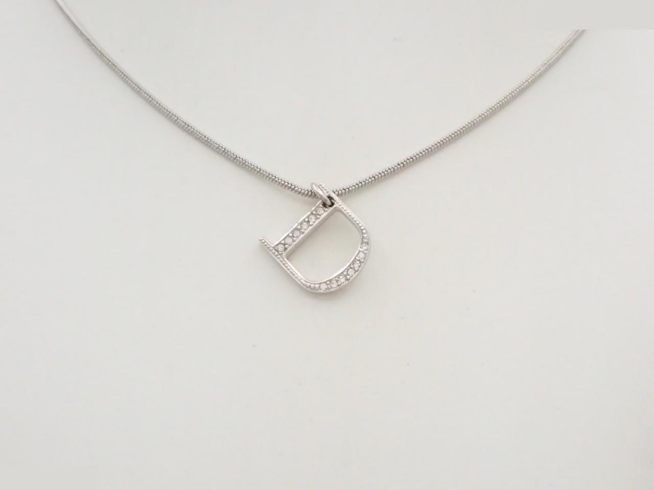 Other line: Precious metal necklaces and pendants, neck circumference approximately 46 cm.