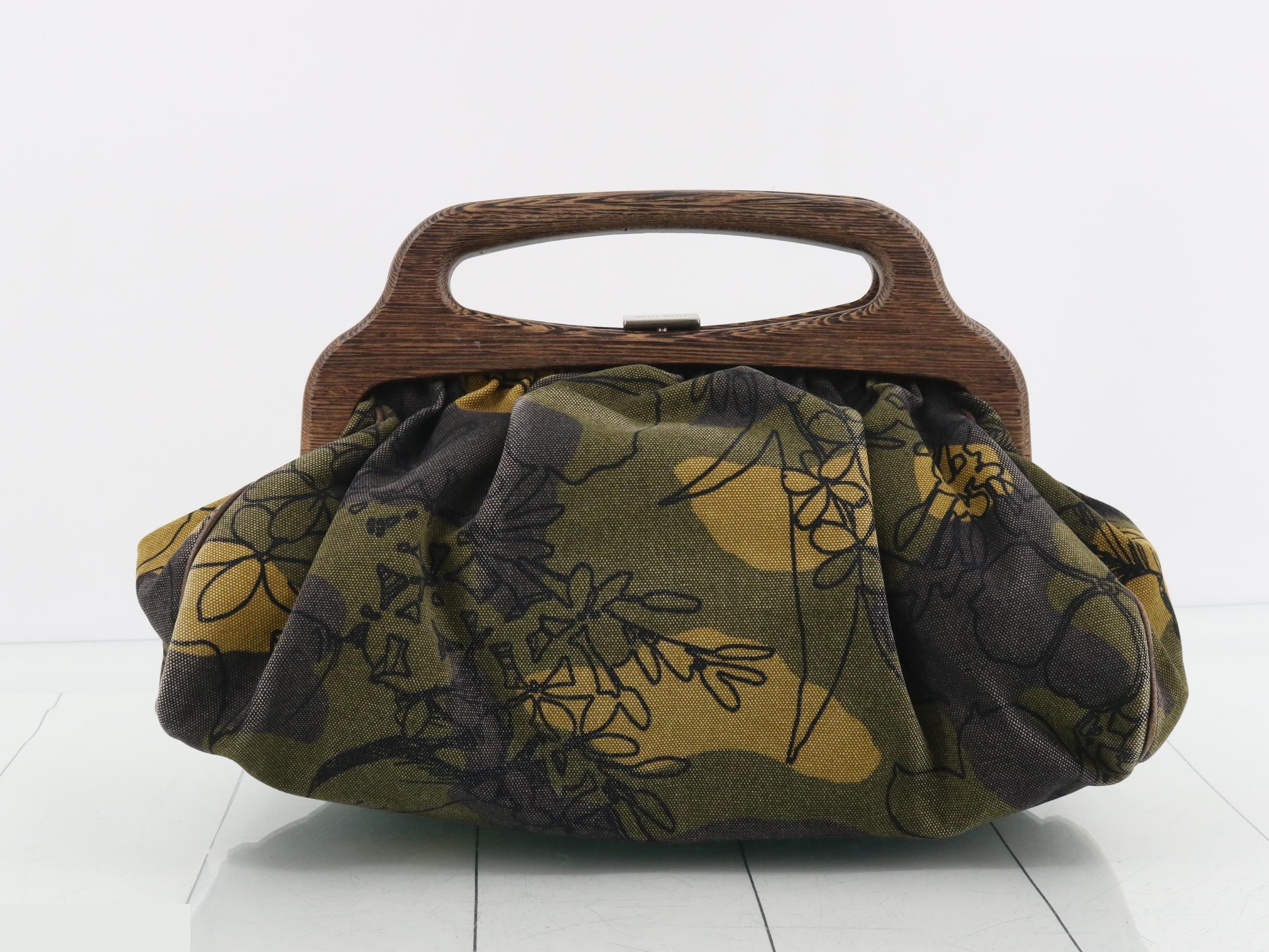 Handbag with wooden handle and botanical print.