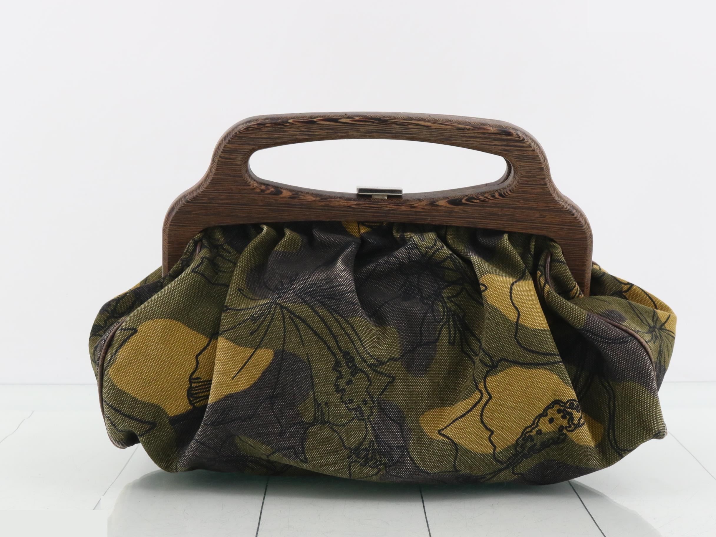 Handbag with wooden handle and botanical print. — view 2