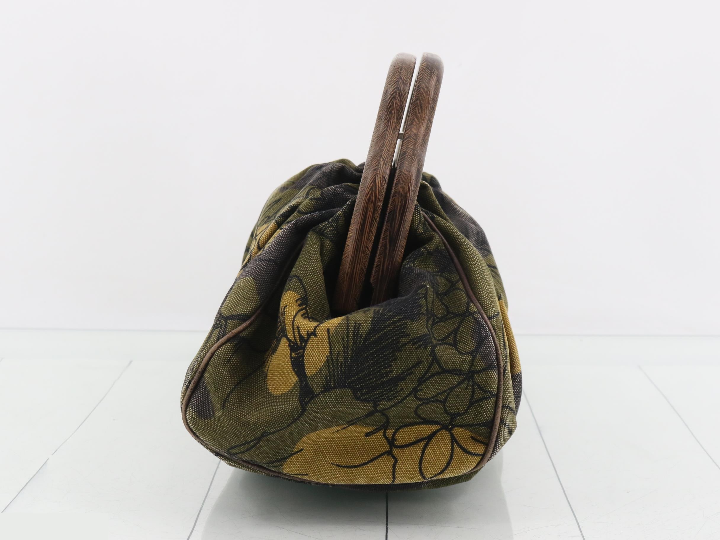 Handbag with wooden handle and botanical print. — view 3