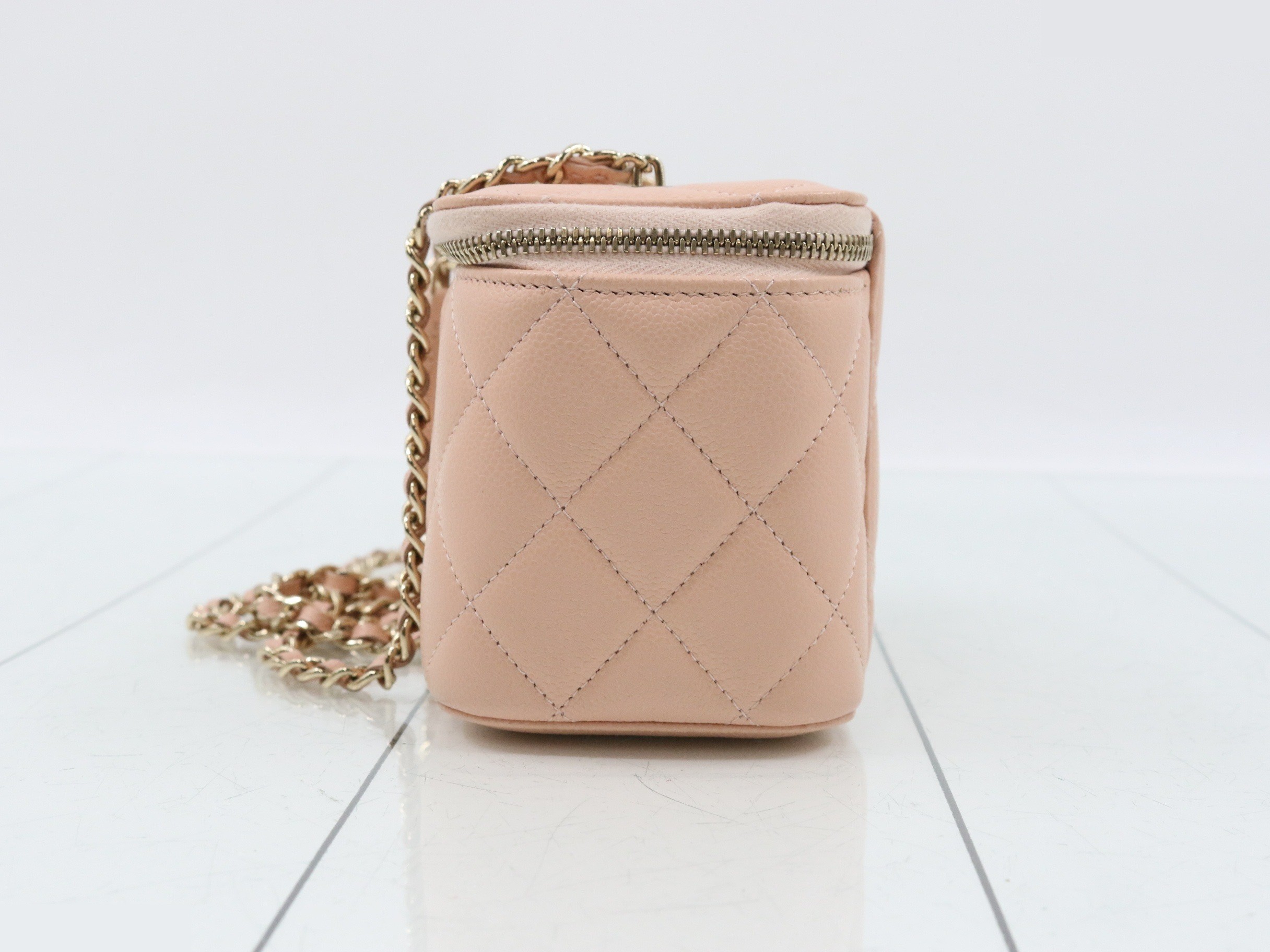 Pink beige caviar leather vanity case with gold hardware. — view 3