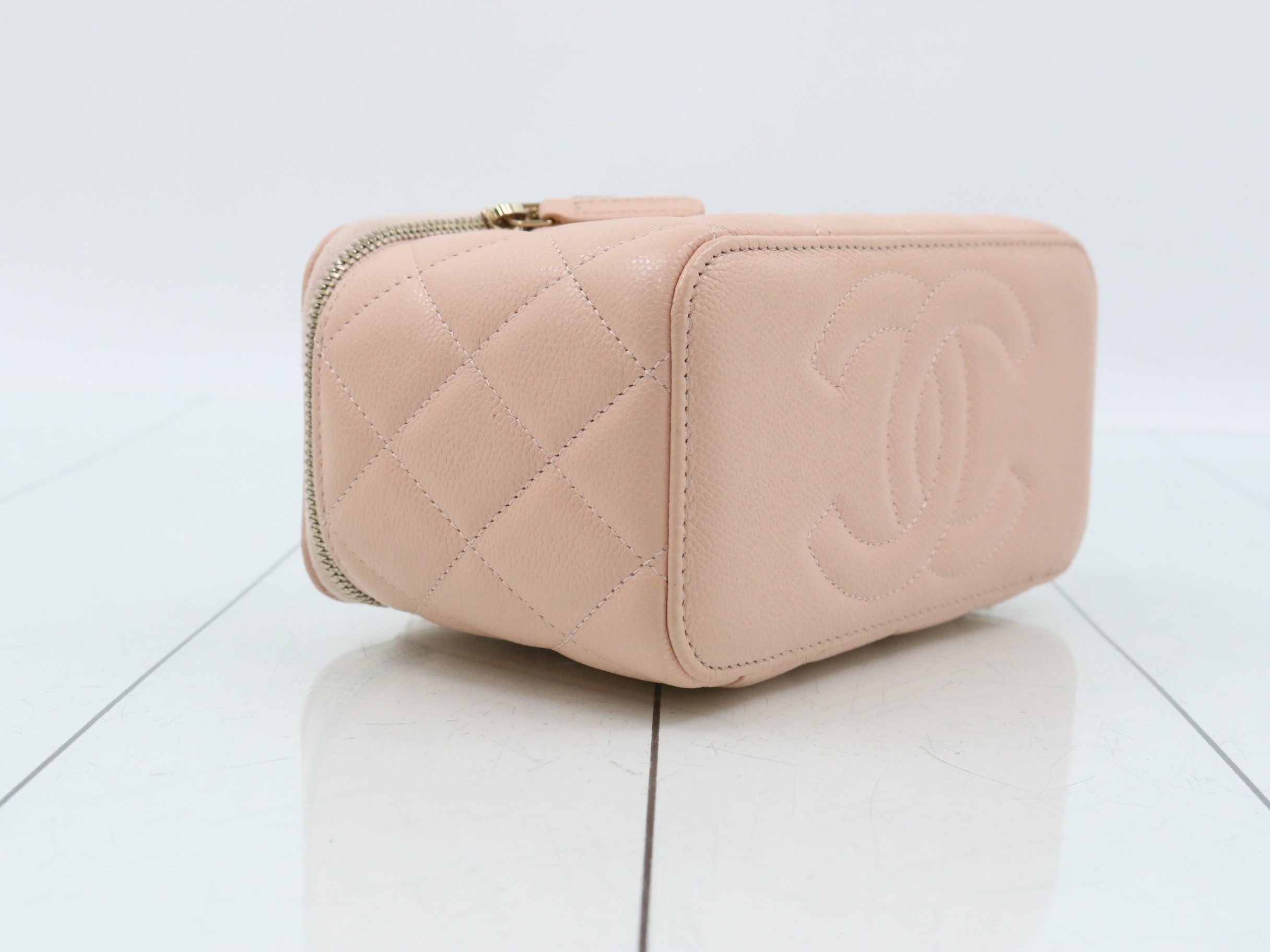 Pink beige caviar leather vanity case with gold hardware. — view 5