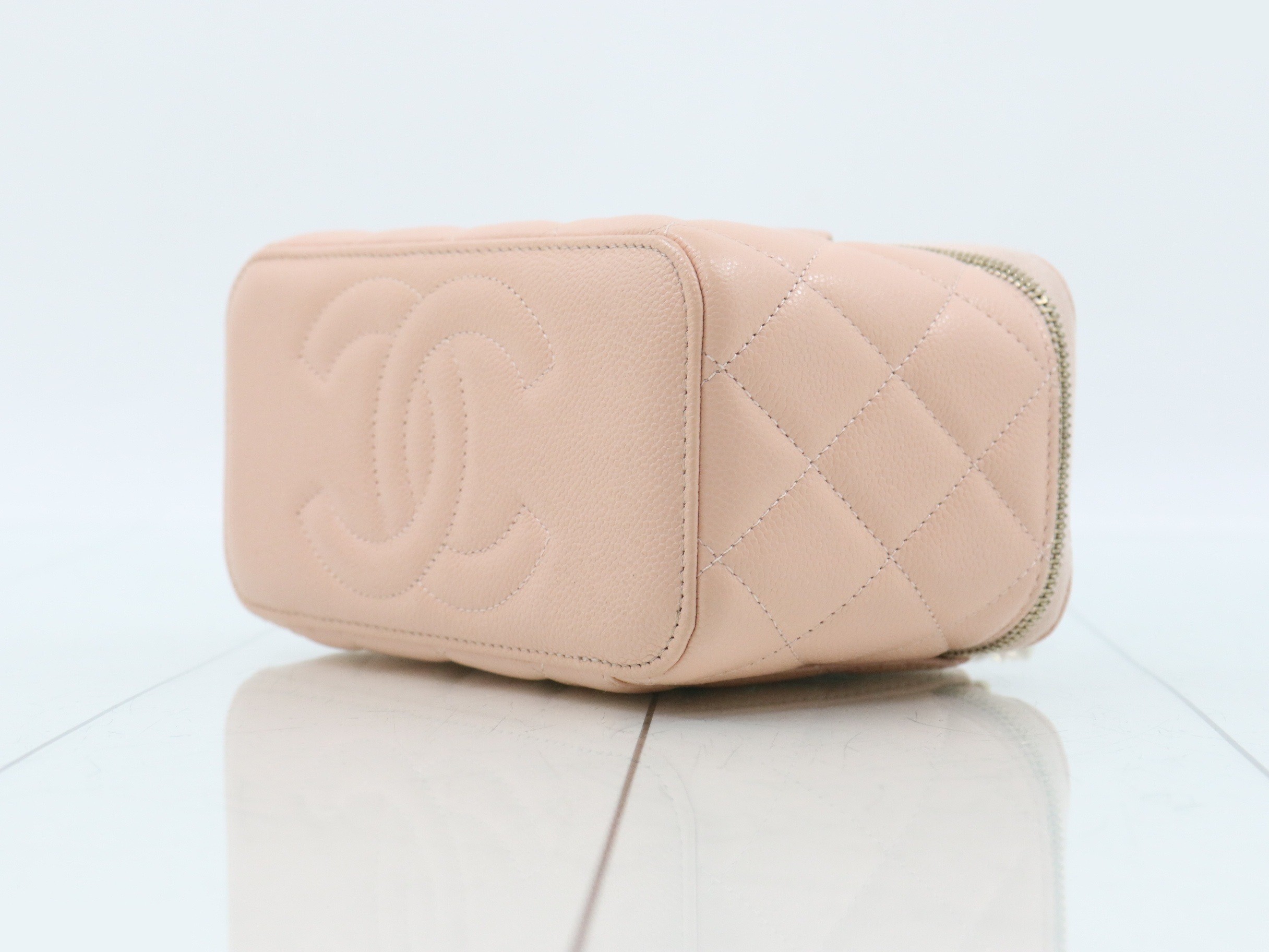 Pink beige caviar leather vanity case with gold hardware. — view 6