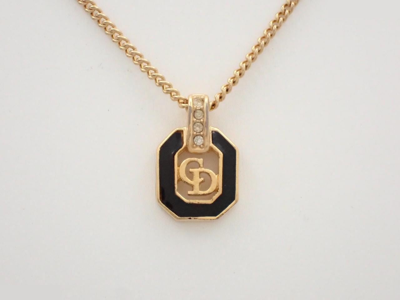 CD logo necklace, gold color, chain approximately 44cm.