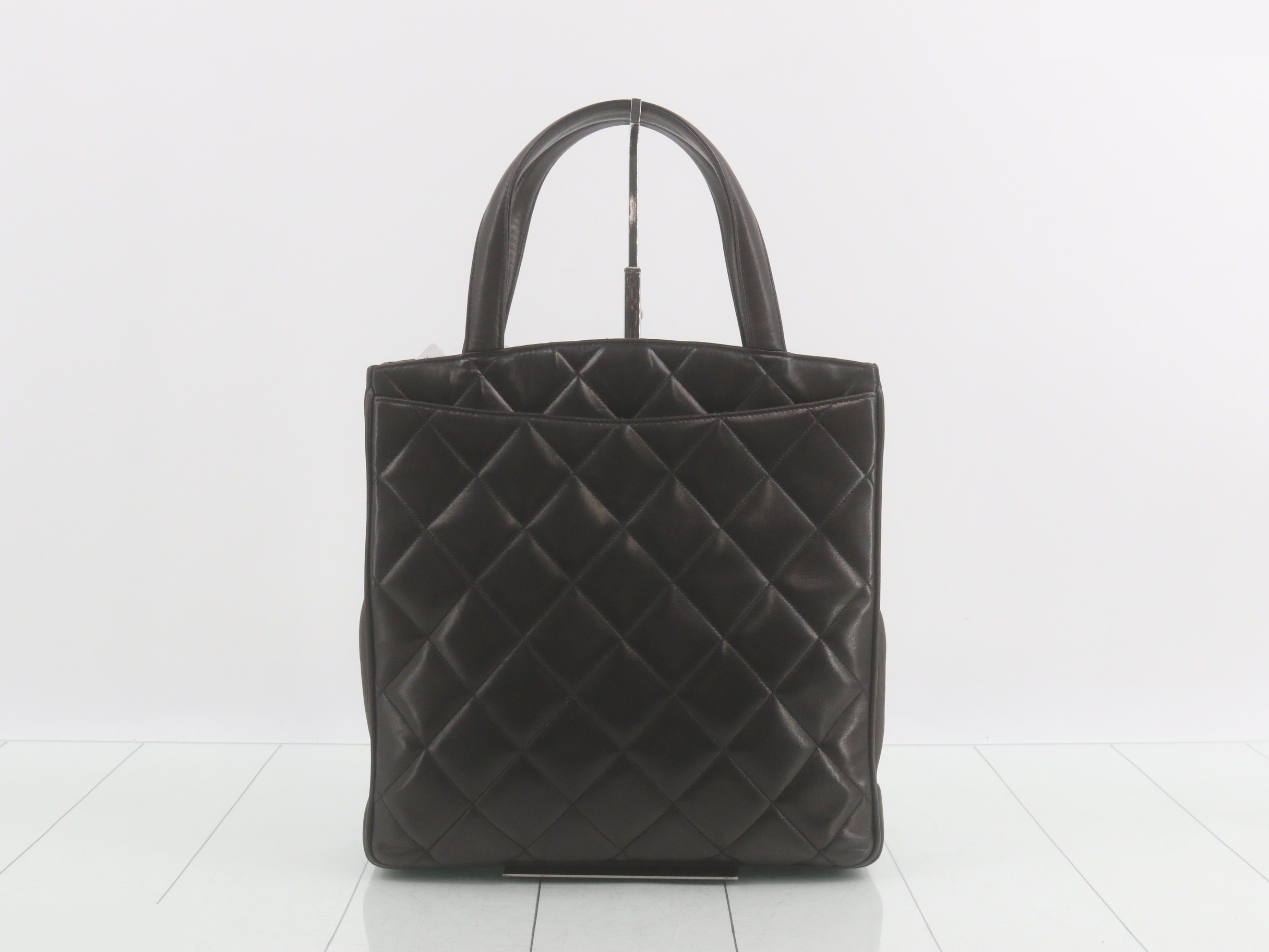 Matelassé (Bag) - Tote Bag, Lambskin, Turnlock, Black — view 2