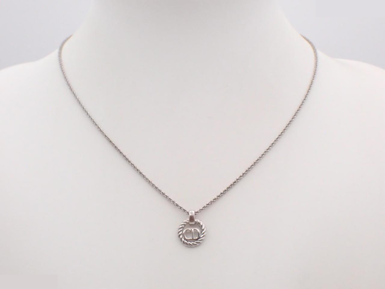 Other lines: Precious metals, necklaces, pendants, chains approximately 45cm long. — view 3