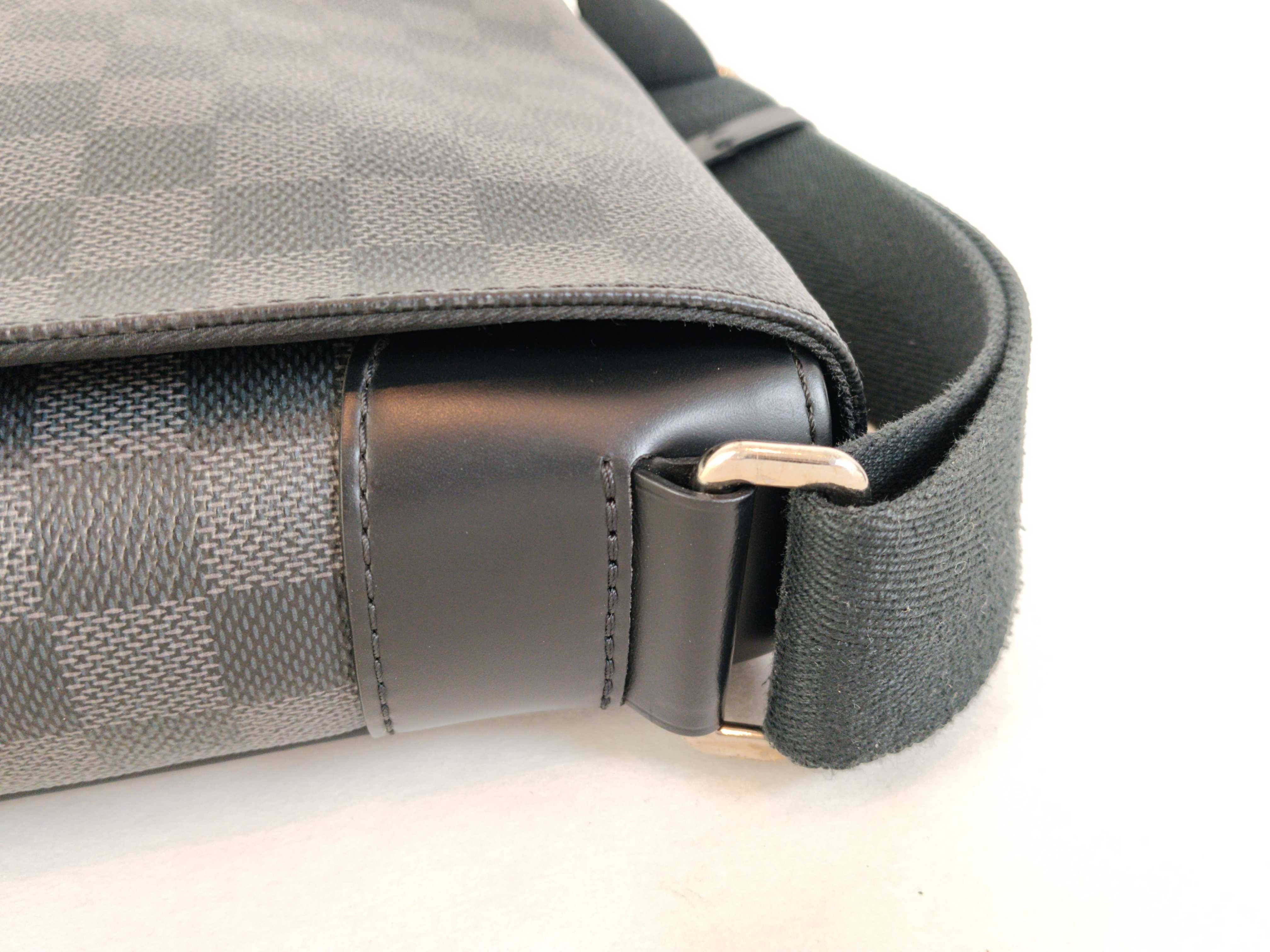 Damier Graphite District Damier Messenger Bag Shoulder — view 4