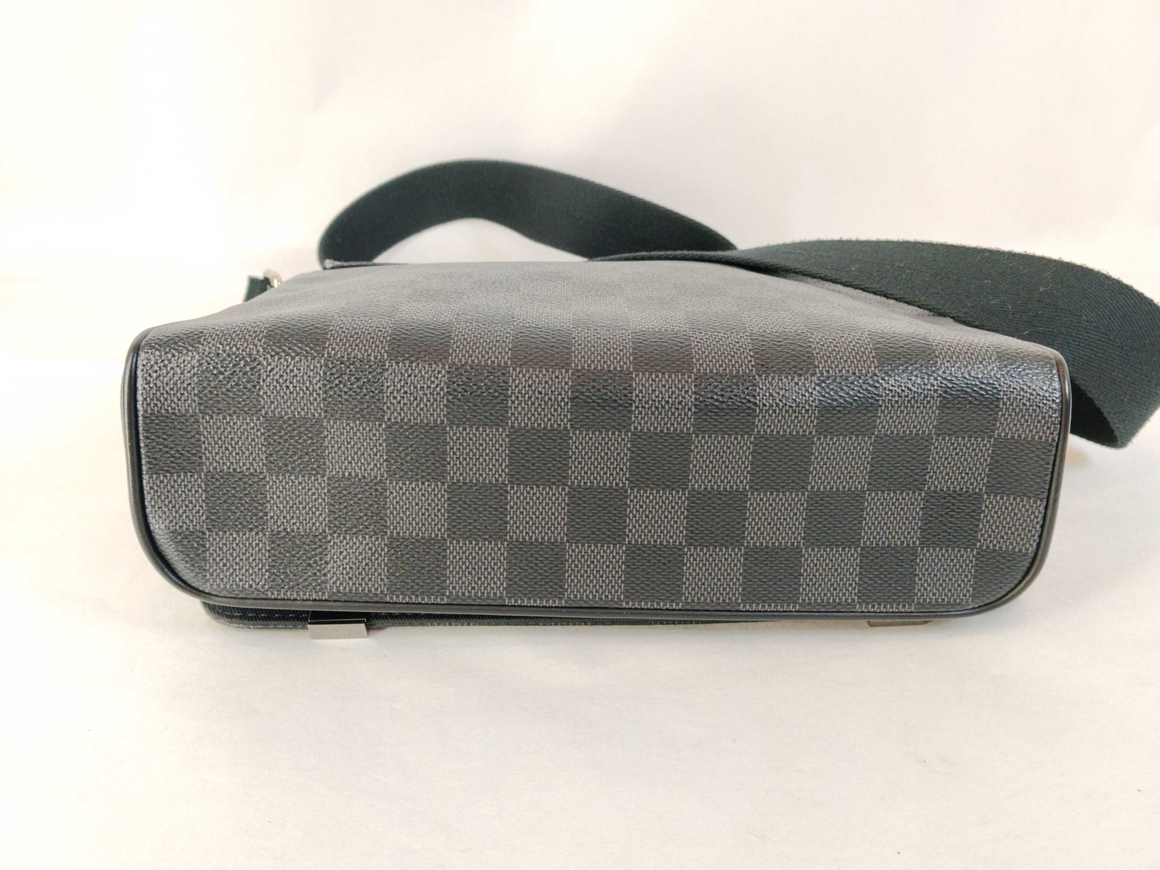 Damier Graphite District Damier Messenger Bag Shoulder — view 6