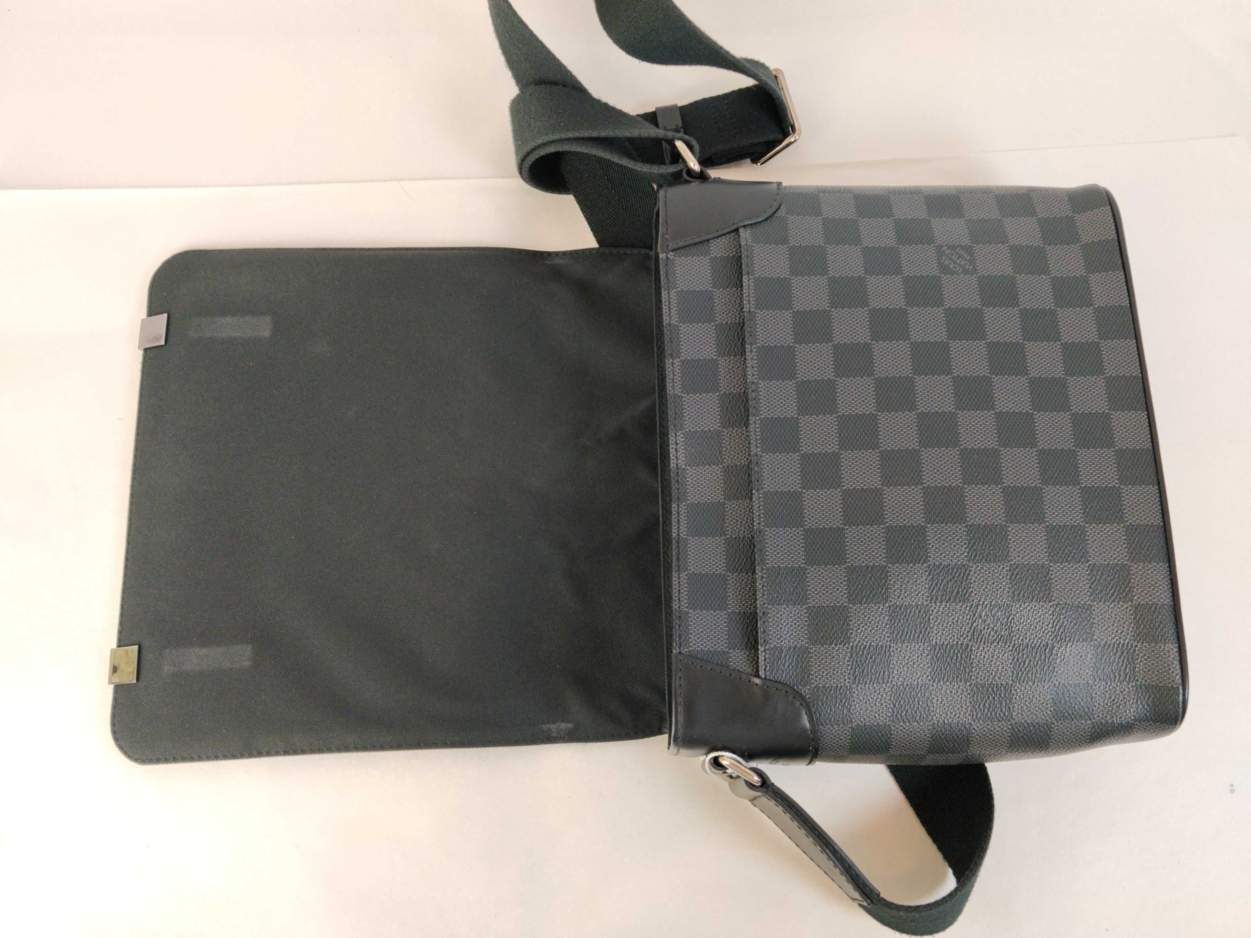 Damier Graphite District Damier Messenger Bag Shoulder — view 7